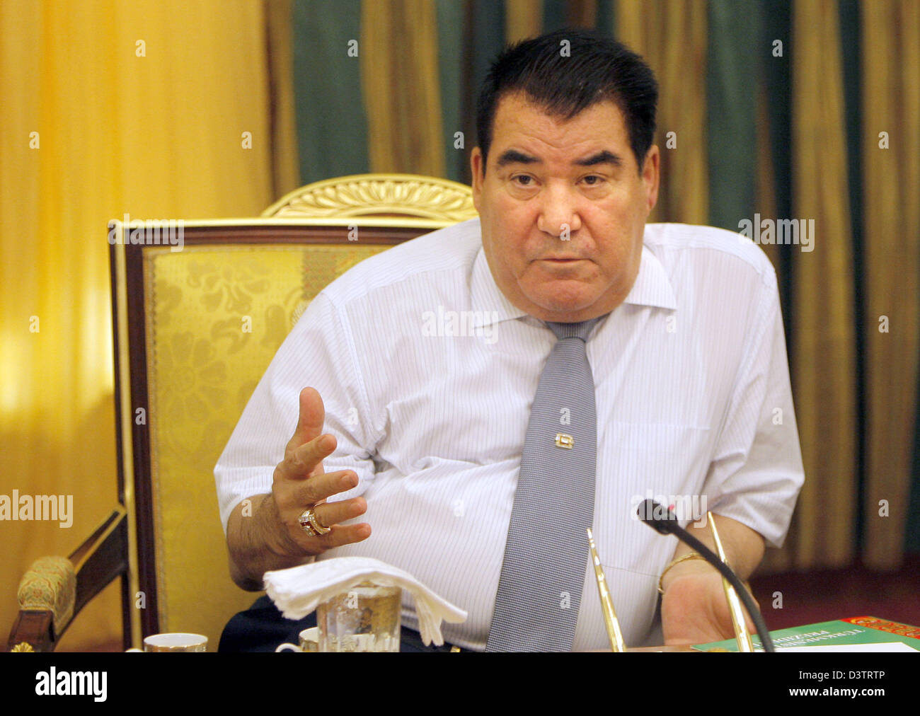 Il Presidente turkmeno Saparmurat Niyazov aka Türkmenbaşy raffigurato nella Aşgabat, Turkemenistan, 2 novembre 2006. Foto: Peer Grimm Foto Stock