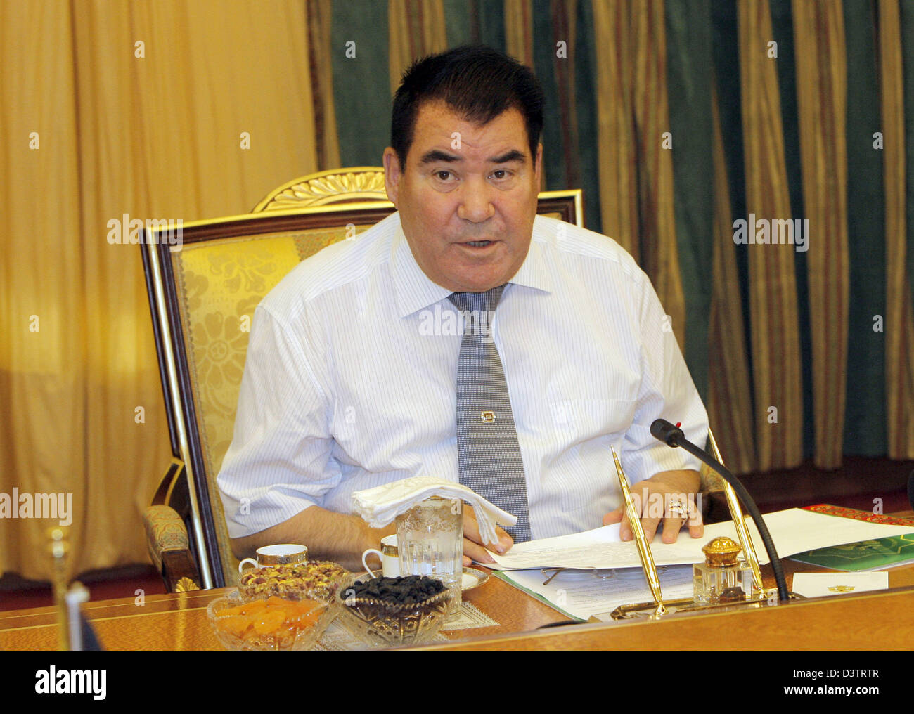 Il Presidente turkmeno Saparmurat Niyazov aka Türkmenbaşy raffigurato nella Aşgabat, Turkemenistan, 2 novembre 2006. Foto: Peer Grimm Foto Stock