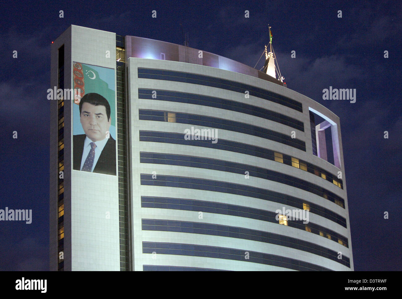 La foto mostra il moderno Hotel Presidente con un ritratto del Presidente turkmeno Saparmurat Niyazov aka Türkmenbaşy ad Ashgabat, Turkemenistan, Giovedì, 2 novembre 2006. Foto: Peer Grimm Foto Stock