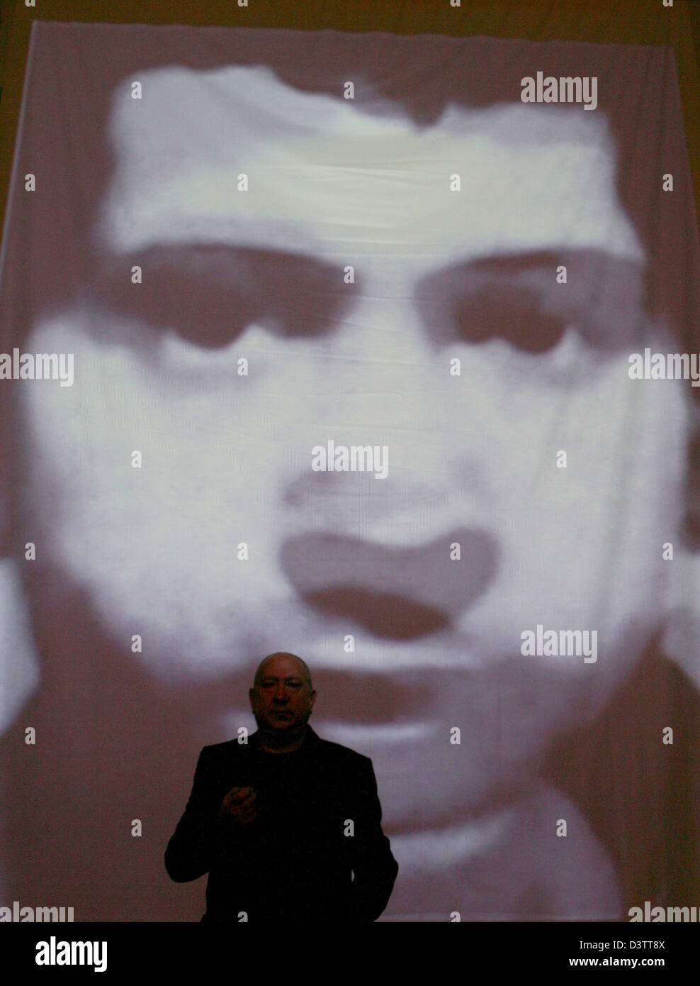 Artista francese Christian Boltanski pone di fronte al suo 2005 l'installazione 'Entre Temps" presso l'Istituto Mathildenhoehe a Darmstadt, Germania, giovedì 09 novembre 2006. L'illustrazione mostra Boltanski invecchiamento del viso. L'artista della prima grande mostra in Germania, "Zeit" (tempo), corre dal 12 novembre fino al 11 febbraio 2007. Foto: Arne Dedert Foto Stock