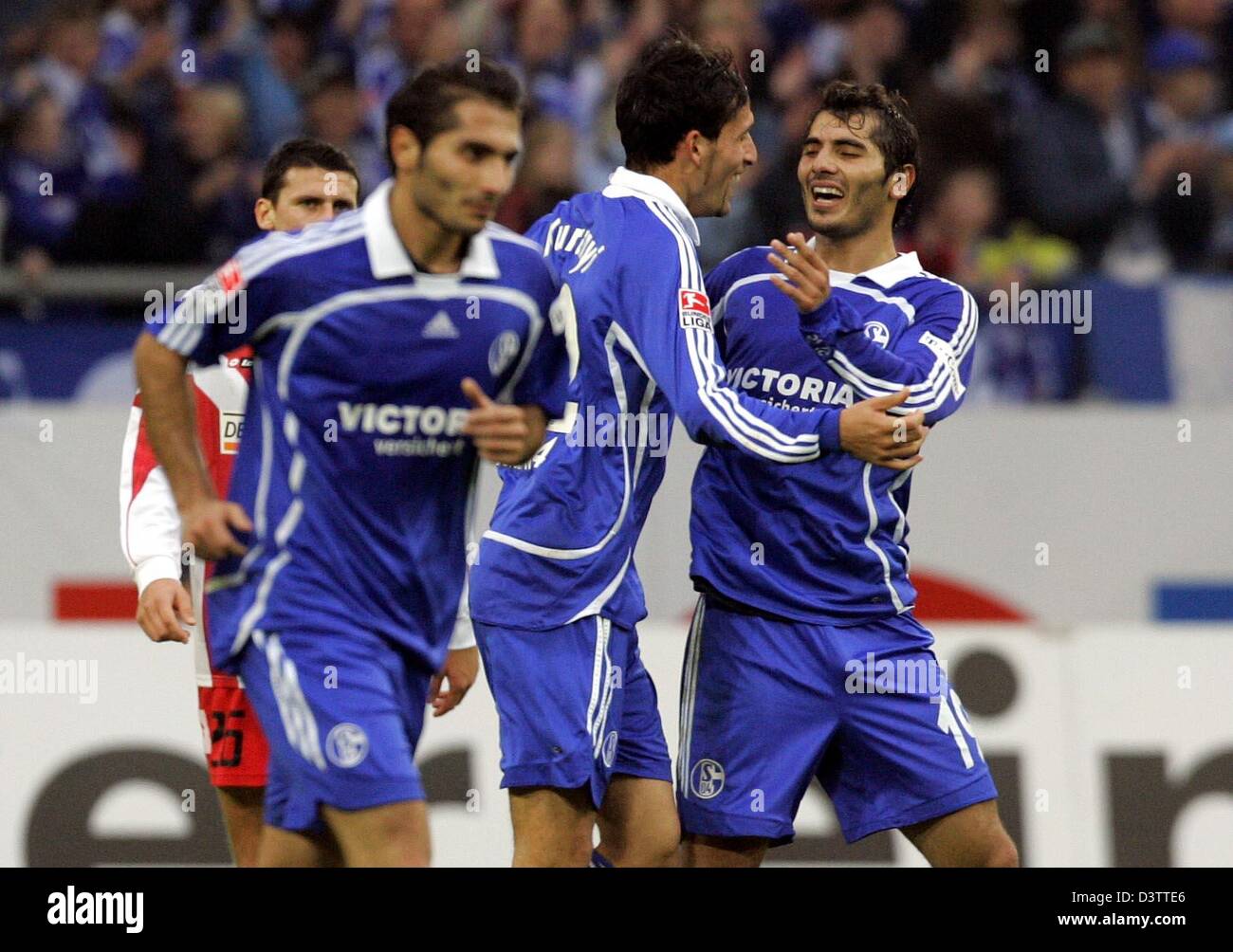 Schalke's Hamit Altintop (L-R), Kevin Kuranyi e Halil ALTINTOP celebrare il 3:0 del loro team in Bundesliga match contro FSV Mainz 05 al Veltins-Arena a Gelsenkirchen, in Germania, sabato, 11 novembre 2006. Foto: Bernd Thissen Foto Stock