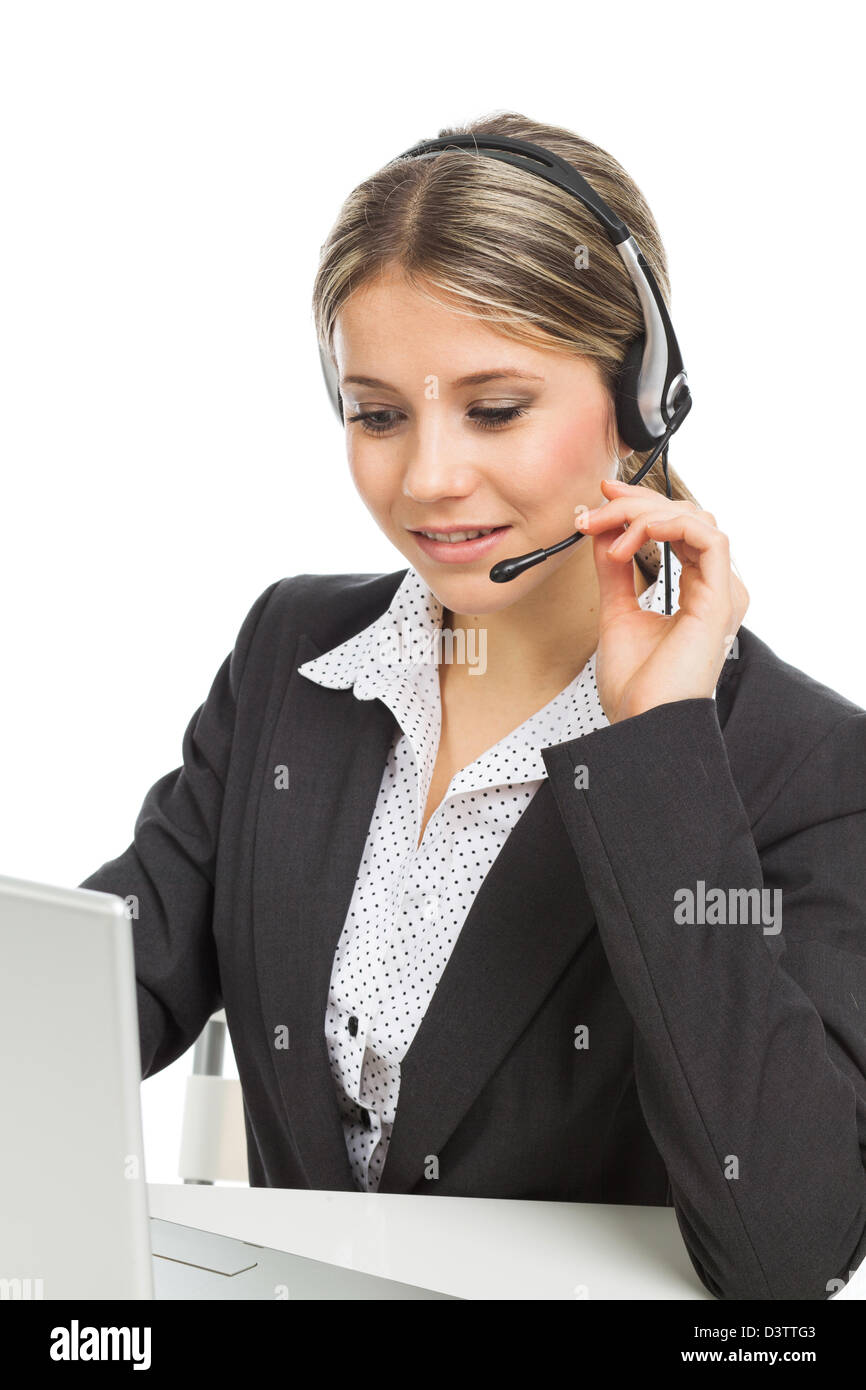 Bella giovane donna con le cuffie e il computer portatile che illustra il servizio di business, su bianco Foto Stock