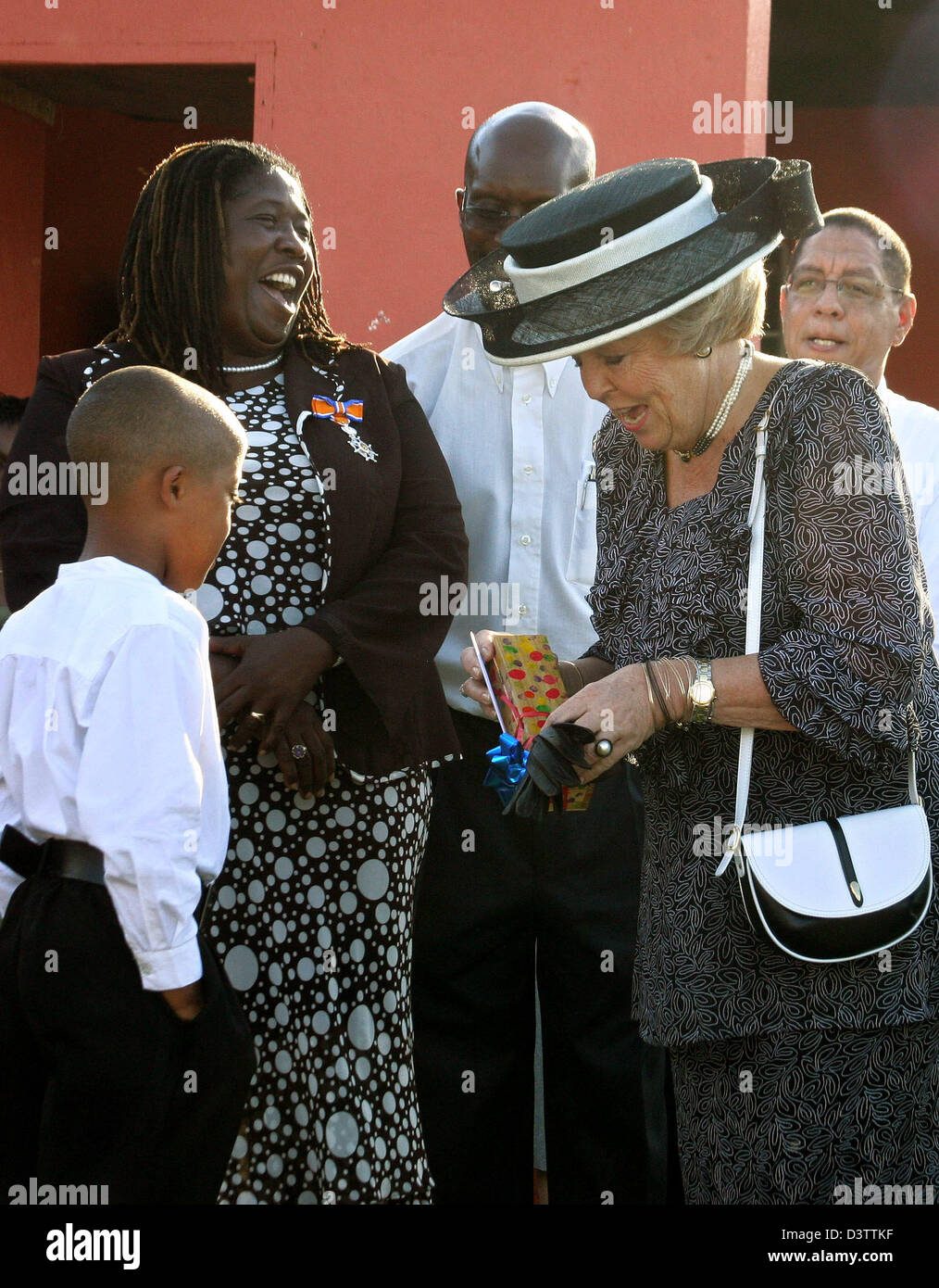 La regina Beatrice dei Paesi Bassi è entusiasta da un presente dato a lei in San Maarten, Aruba, 10 novembre 2006. Nella sua visita ufficiale ad Aruba e alle Antille olandesi la regina visita il 'Posso Home' per i bambini i genitori withour o home. Foto: Albert van der Werf (PAESI BASSI) Foto Stock