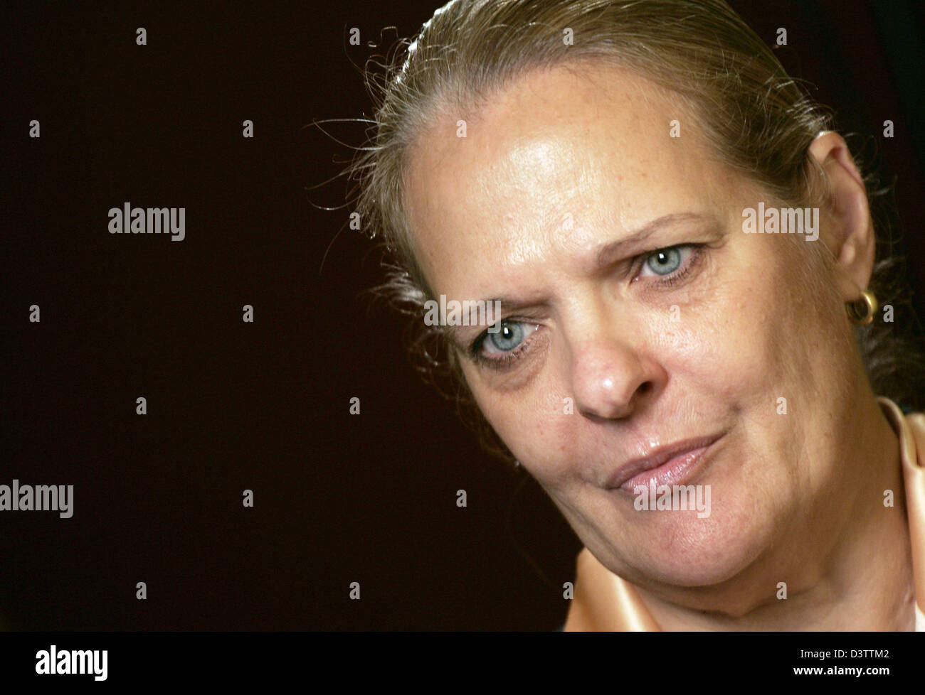 Janis Karpinski, ex comandante di iracheni ci base prigione di Abu Ghraib, parla nel corso di una conferenza stampa del Centro per i diritti costituzionali di Berlino in Germania, martedì, 14 novembre 2006. Undici ex prigionieri delle forze USA ha depositato una denuncia penale richiesta per il tedesco Procura Federale contro di noi ex ministro della Difesa Donald Rumsfeld. Il Centro per la Constitutiona Foto Stock