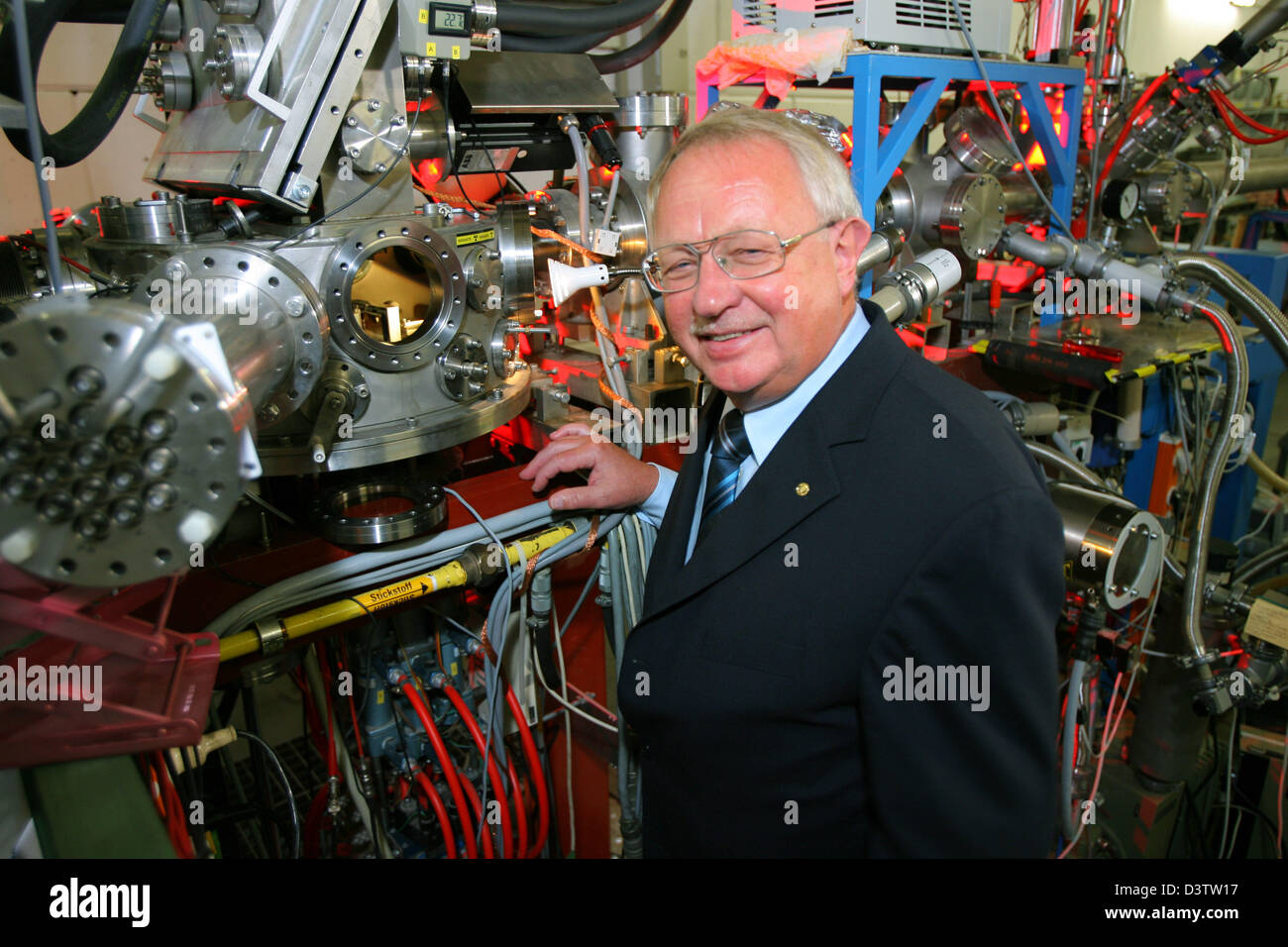 Sigurd Hofmann, testa di elementi pesanti programma presso l'Istituto per la ricerca sugli ioni pesanti (GSI) fotografato con un cosiddetto bersaglio del filtro Velocità nave fusioning nichel e atomi di bismuto presso il GSI di Darmstadt, Germania, Venerdì, 17 Novemerb 2006. Dalla fusione del elemento 111 Roentgenio (Rg) è stato scoperto nel 1994 presso il GSI. L'elemento esiste solo per poche migliaia di un Foto Stock