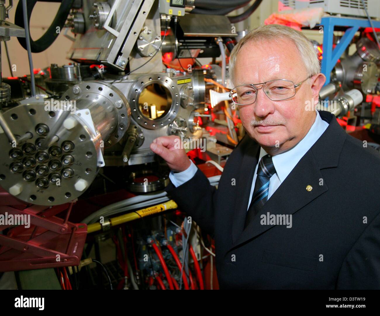 Sigurd Hofmann, testa di elementi pesanti programma presso l'Istituto per la ricerca sugli ioni pesanti (GSI) fotografato con un cosiddetto bersaglio del filtro Velocità nave fusioning nichel e atomi di bismuto presso il GSI di Darmstadt, Germania, Venerdì, 17 Novemerb 2006. Dalla fusione del elemento 111 Roentgenio (Rg) è stato scoperto nel 1994 presso il GSI. L'elemento esiste solo per poche migliaia di un Foto Stock
