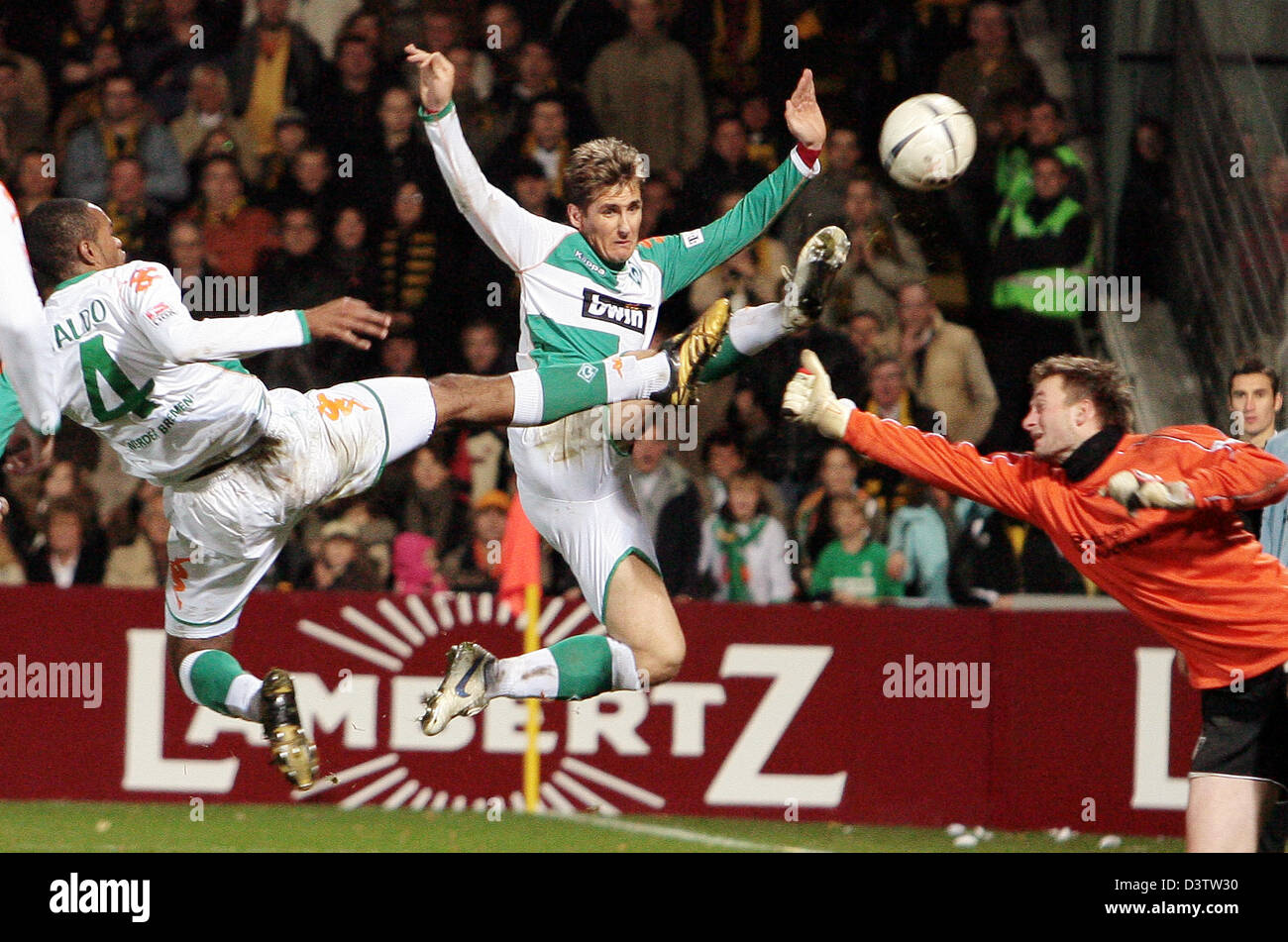 Una grande opportunità per i giocatori di Brema Naldo e Miroslav KLOSE (C) durante l'ultimo minuto di gioco, ma di Aquisgrana portiere (R) protegge la sfera durante la Bundesliga tedesca partita di calcio Alemannia Aachen vs. Werder Brema in Aachen, Germania, 18 novembre 2006. La partita si è conclusa 2-2. Foto: Achim Scheidemann (ATTENZIONE: periodo di bloccaggio! Il DFL permette l'ulteriore utilizzazione del pictur Foto Stock