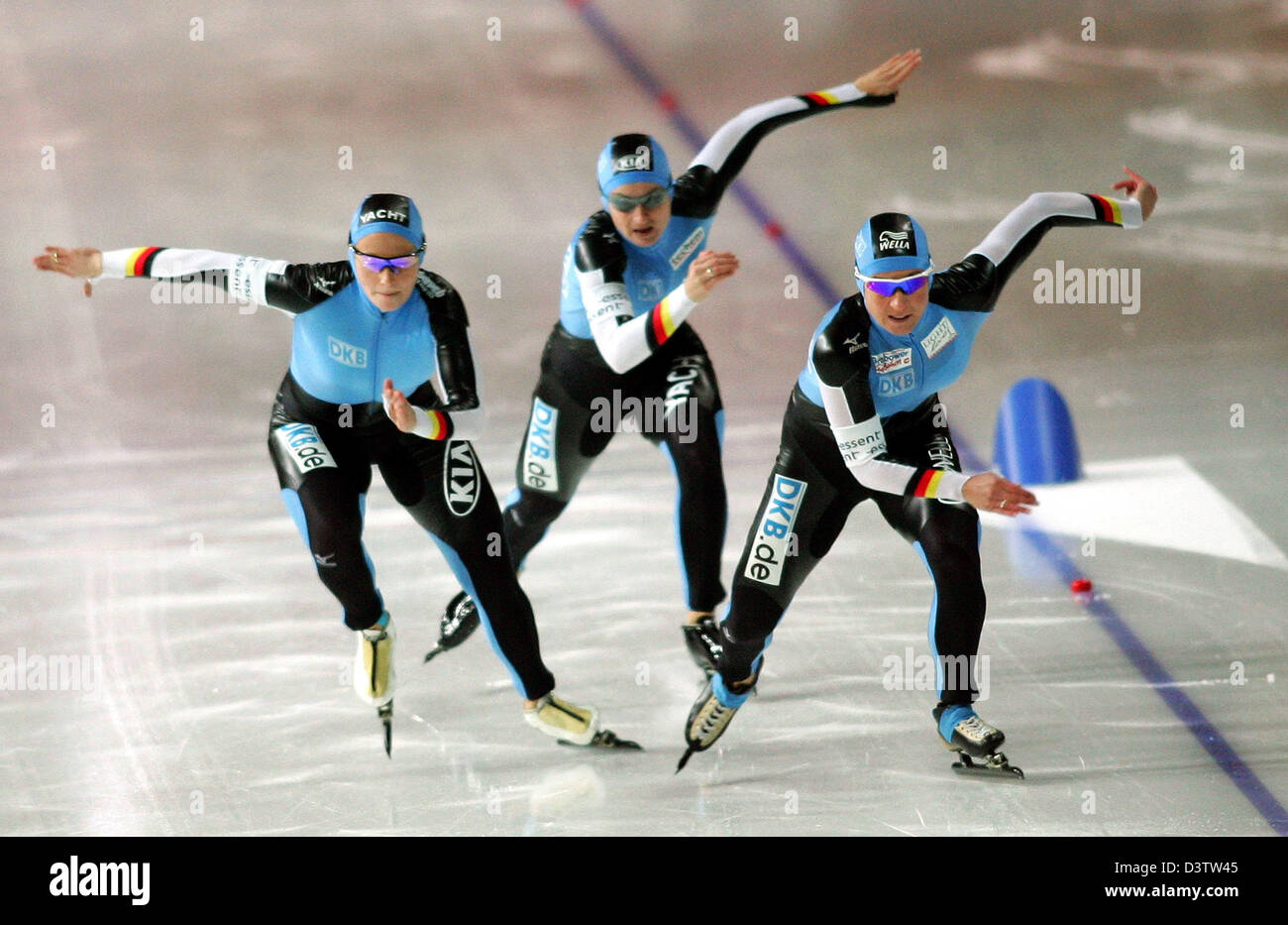 Velocità tedesco skaters Claudia Pechstein, Lucille Opitz e Daniela Anschuetz-Thoms (R-L) fotografato durante le donne squadra gara di pattinaggio di velocità di coppa del mondo a Berlino, Germania, 19 novembre 2006. Il team tedesco è arrivato terzo. Foto: Gero Breloer Foto Stock