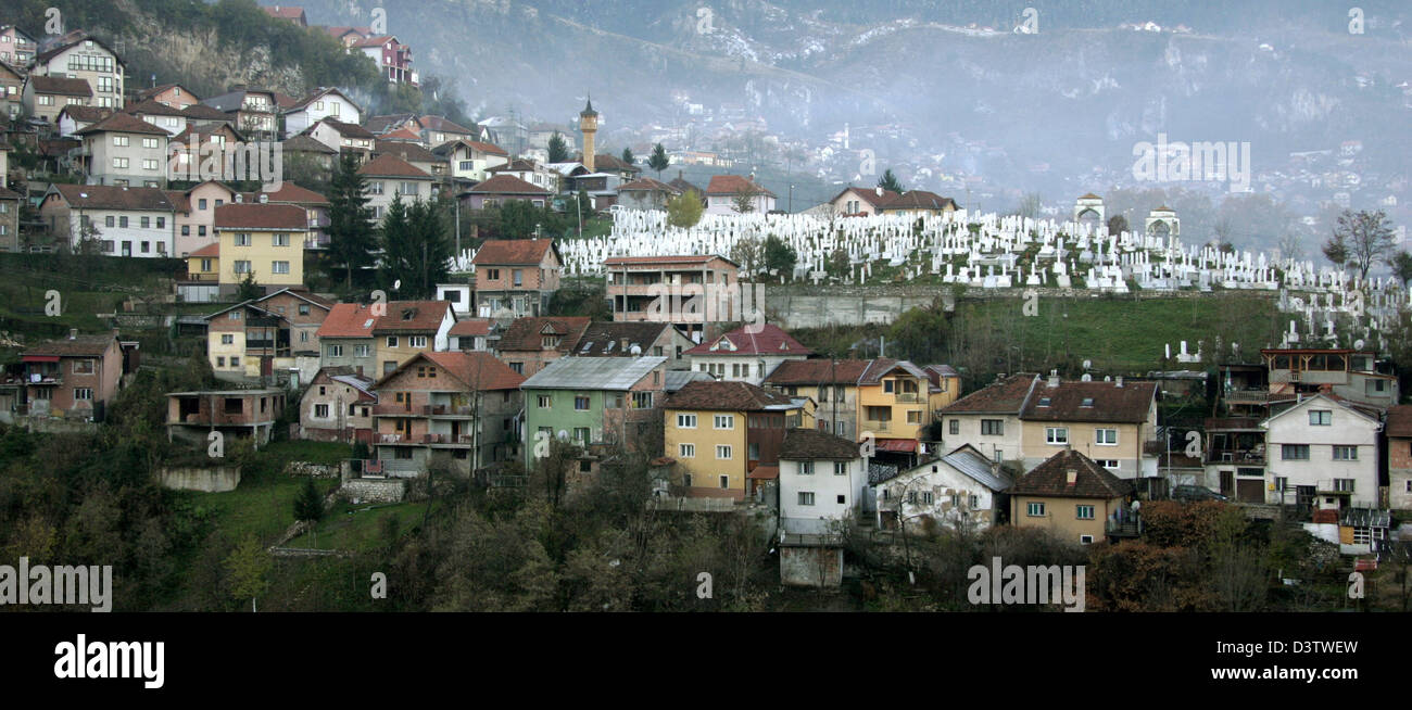 La foto mostra un sobborgo con uno dei tanti cimiteri su di una collina a Sarajevo, la capitale della Bosnia ed Erzegovina, 14 novembre 2006. La città ha 297.512 abitanti (2003), la grande regione di Sarajevo, compresa la completa il cantone di Sarajevo e dei serbi di Sarajevo orientale (Istocno Sarajevo) ha quasi 450.000 abitanti. Il centro della città è a 511m. alto, i sobborghi sono fino a 900 Foto Stock