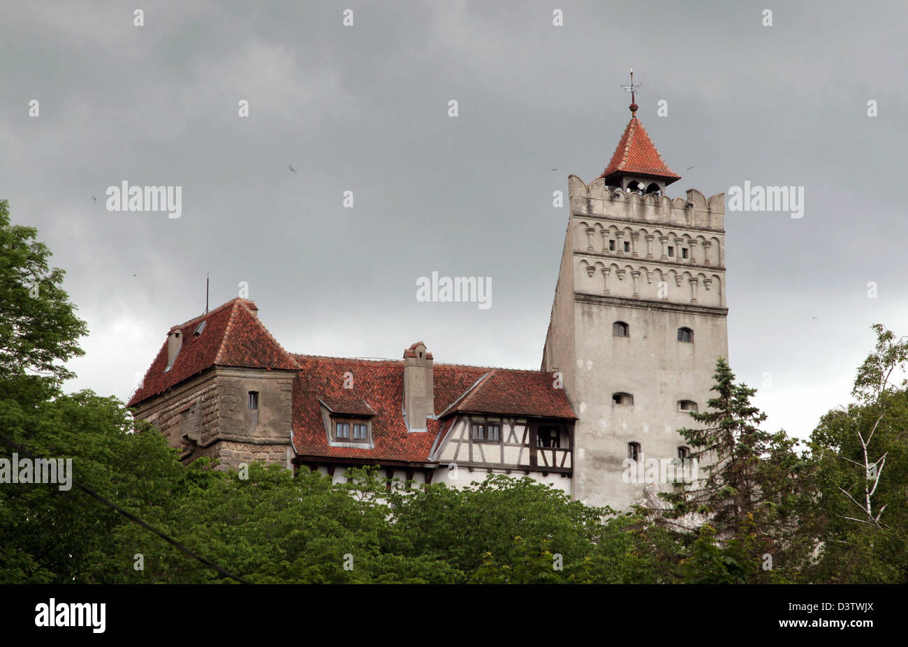 La foto mostra il Castello di Bran (Toerzburg) in Toercsvar, Romania, 20 giugno 2006. Il castello è presentato ai turisti come 'Dracula Castello dell', sebbene sia abbastanza sicuro, che contano Vlad III Draculea mai visitato il castello. Ciò nondimeno la sua forma e il design fare resemle Bram Stoker's descrizione nel suo romanzo di vampiri. Foto: Robert B. Fishman Foto Stock