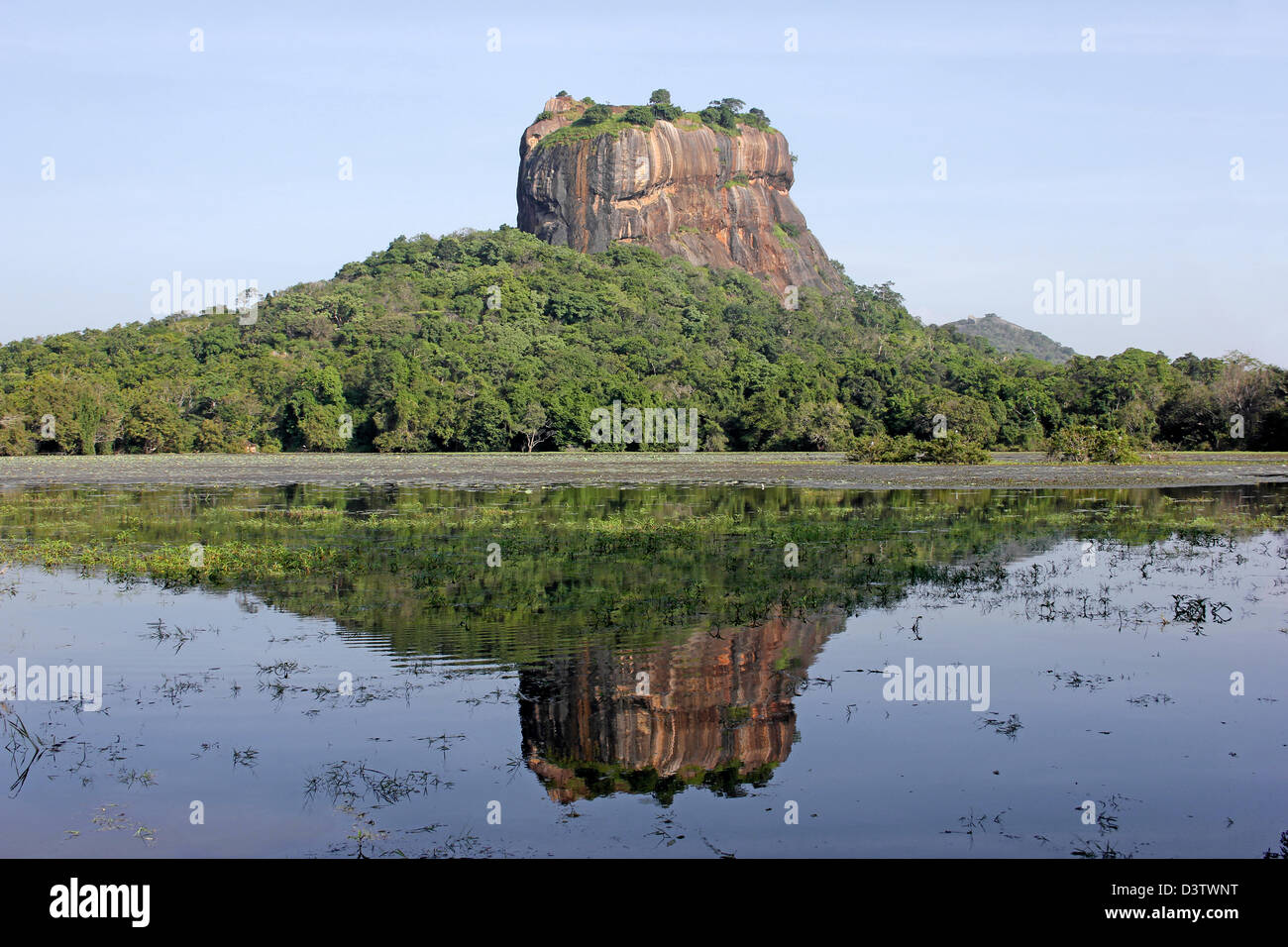 La riflessione di Sigiriya (Lion Rock) nel serbatoio (serbatoio) Foto Stock