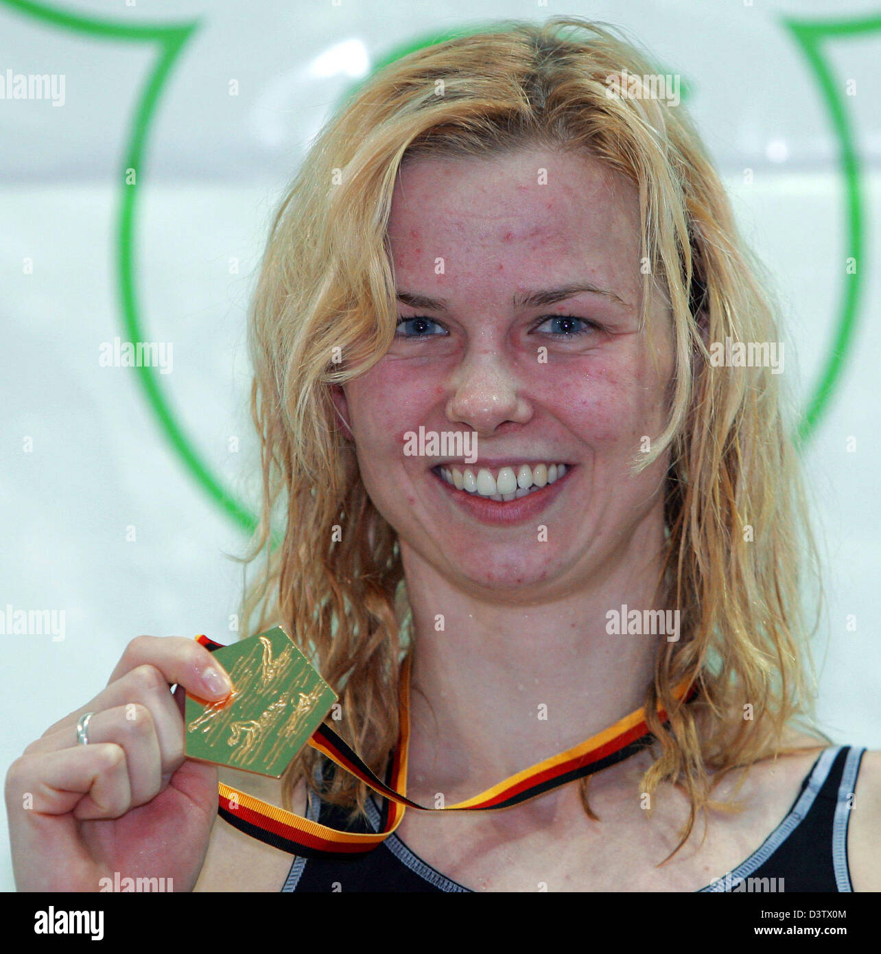 Britta Steffen presenta la sua medaglia d oro dopo la donna 50 freestyle durante il tedesco campionato invernale di Hannover, Germania, giovedì 23 novembre 2006. Foto: Carmen Jaspersen Foto Stock