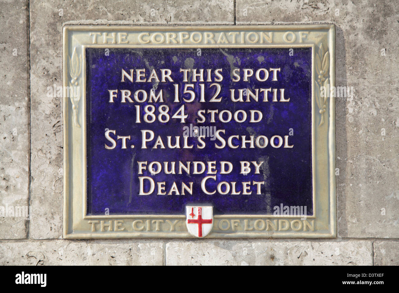 Targa blu commemorando St Pauls School 1512-1884 che sorgeva su un sito da St Pauls Cathedral Londra Inghilterra REGNO UNITO GB Foto Stock