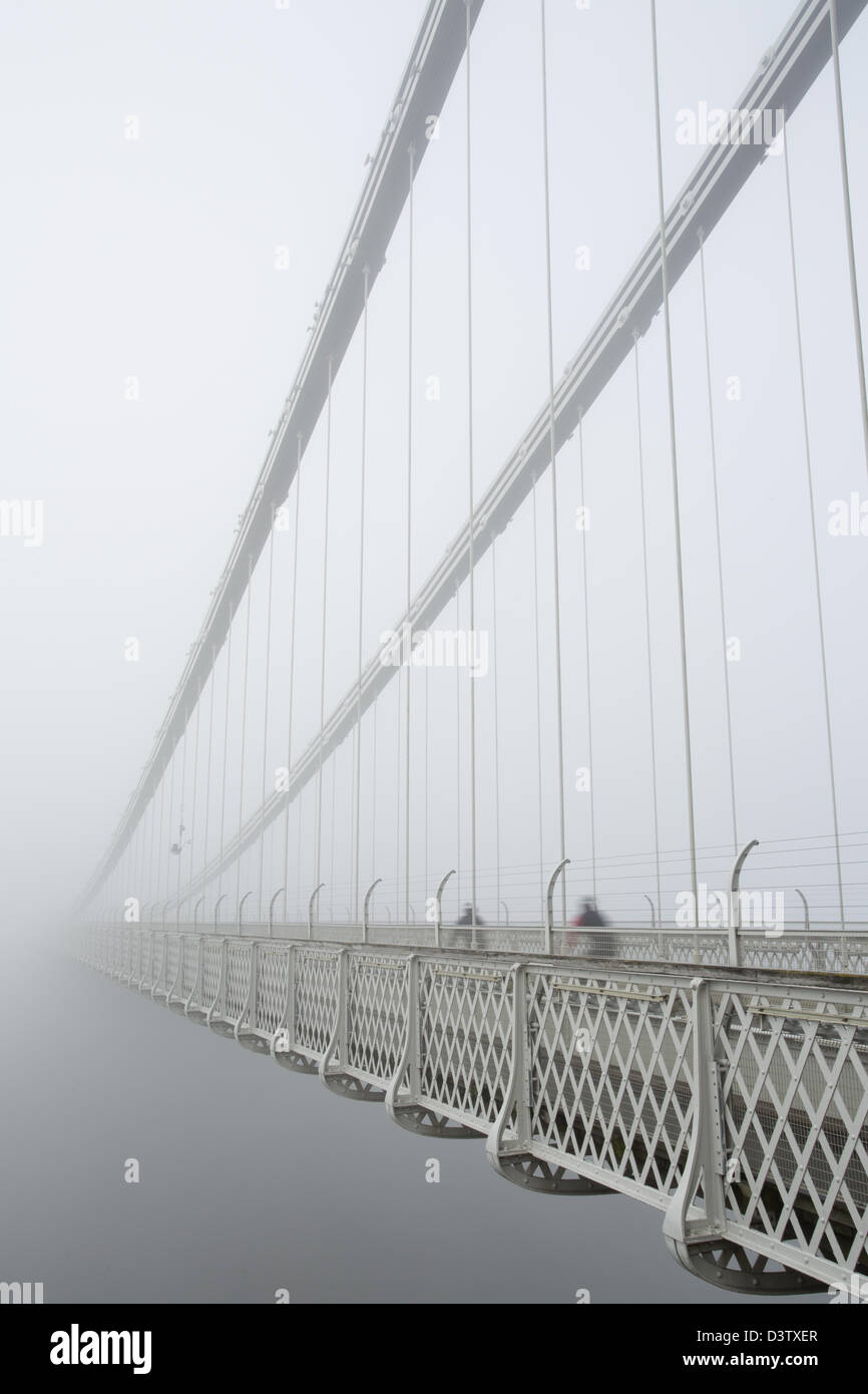 Escursioni in bicicletta nel vuoto - Il ponte sospeso di Clifton nelle prime ore del mattino la nebbia Foto Stock