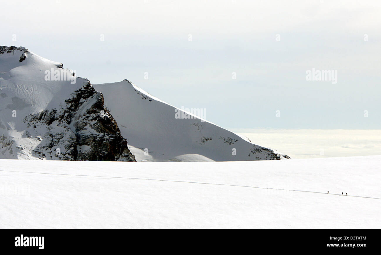 Gli escursionisti di sci salire dal Piccolo Cervino (3,883 metri) per il Breithorn (4,164 metri) vicino a Zermatt, Svizzera, 24 ottobre 2006. Foto: Kay Nietfeld Foto Stock