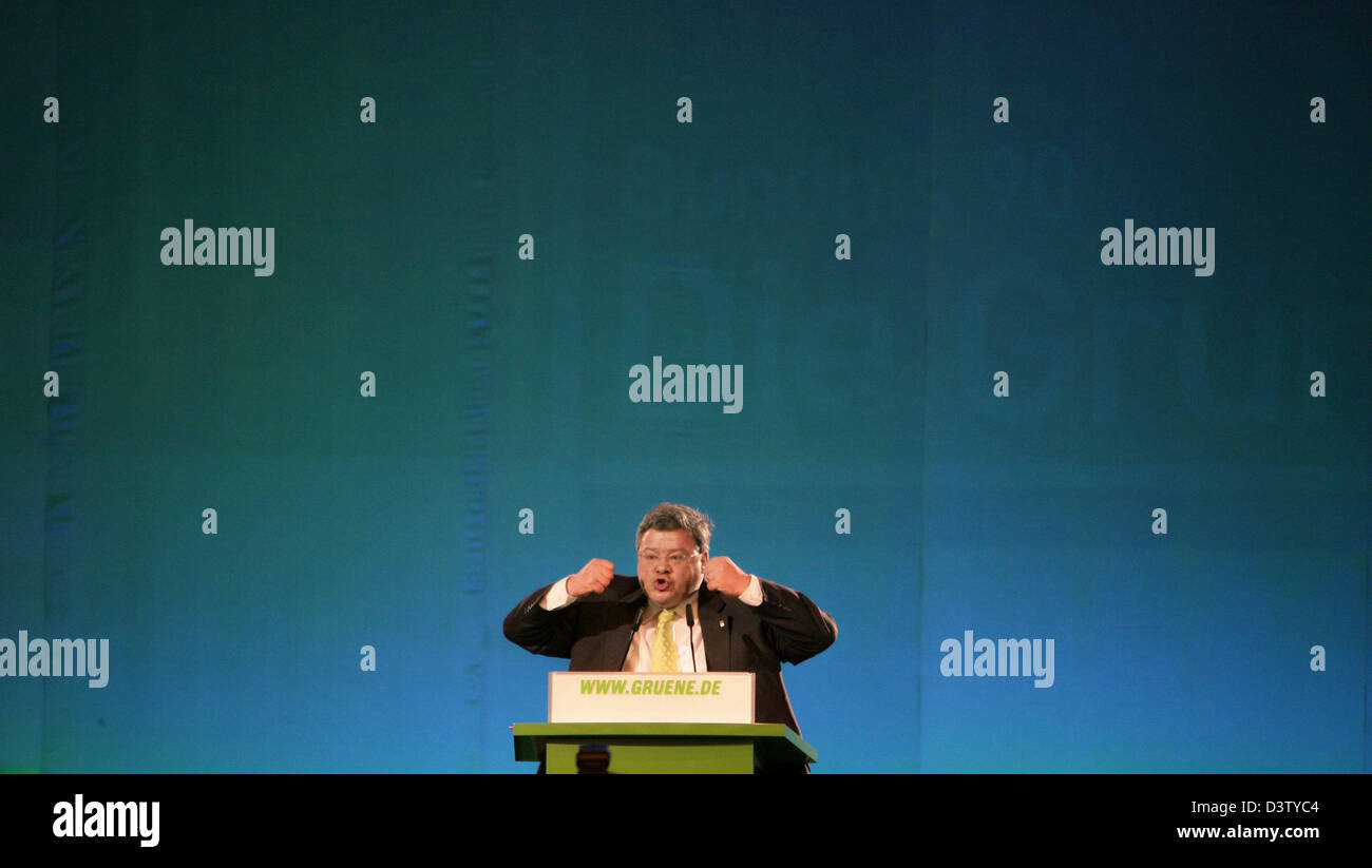 Sedia di i Verdi tedeschi Reinhard Beutikofer parla ai delegati al congresso federale a Colonia, in Germania, sabato 02 dicembre 2006. Il delegats contestato il nuovo logo dei Verdi. Il Congresso Federale del Partito Verde si svolgerà dal 01 al 03 dicembre 2006. Foto: Federico Gambarini Foto Stock