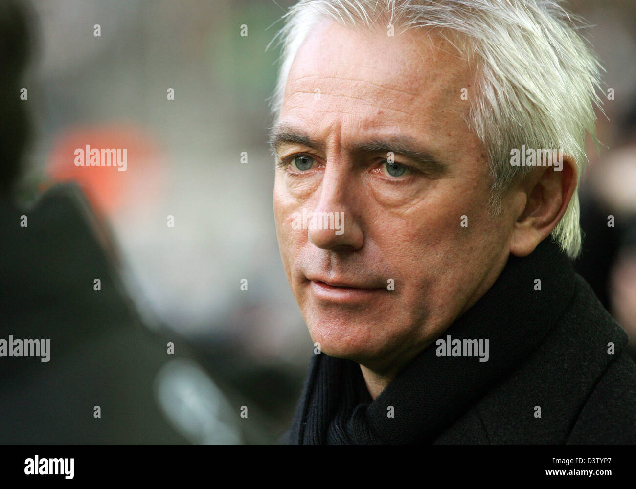 Dortmund allenatore Bert van Marwijk mostrato prima della Bundesliga corrispondono BVB Borussia Dortmund vs VfL Wolfsburg al Signal Iduna stadium di Dortmund, Germania, sabato 2 dicembre 2006. Van Marwijk rischia di lasciare il club. Foto: Felix Heyder (ATTENZIONE: periodo di bloccaggio! Il DFL permette l'ulteriore utilizzazione delle immagini nella IPTV, servizi di telefonia mobile e altri nuovi technolog Foto Stock