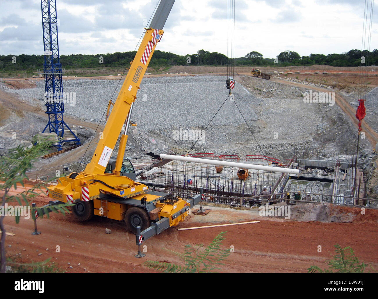 (Dpa file) - La mostra fotografica di cantiere di lavoro a un futuro lancio del razzo sito al spaceport europeo a Kourou (Guiana francese, 1 dicembre 2006. Il 21 novembre 2008 un russo Sojus rocket verrà lanciato dal nuovo sito per la prima volta. Foto: Hanns-Jochen Kaffsack Foto Stock