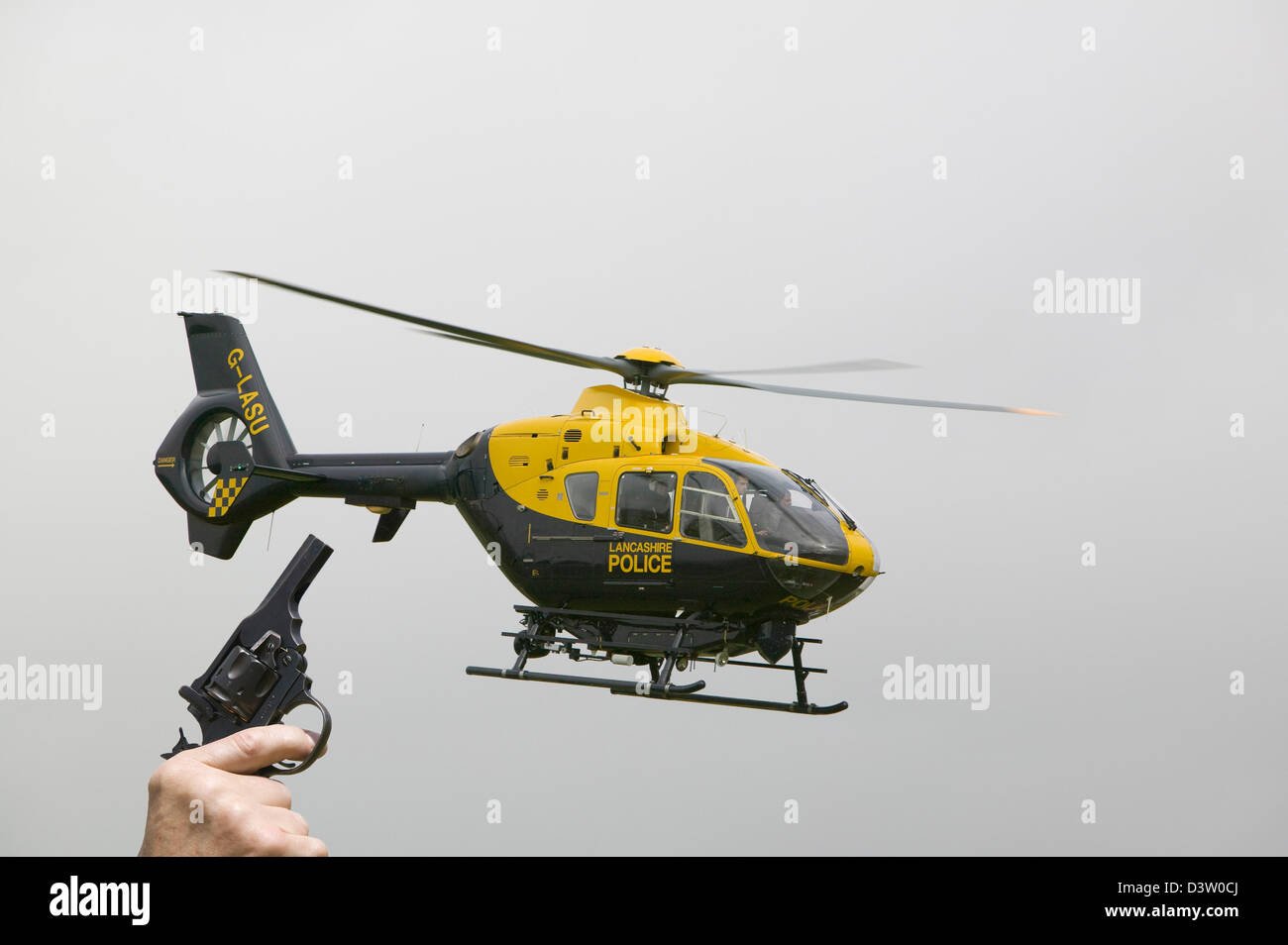 Un elicottero della polizia sorvola il treno Grayrigg crash site nelle vicinanze Kendal Cumbria Regno Unito, con una mano la pistola, Foto Stock