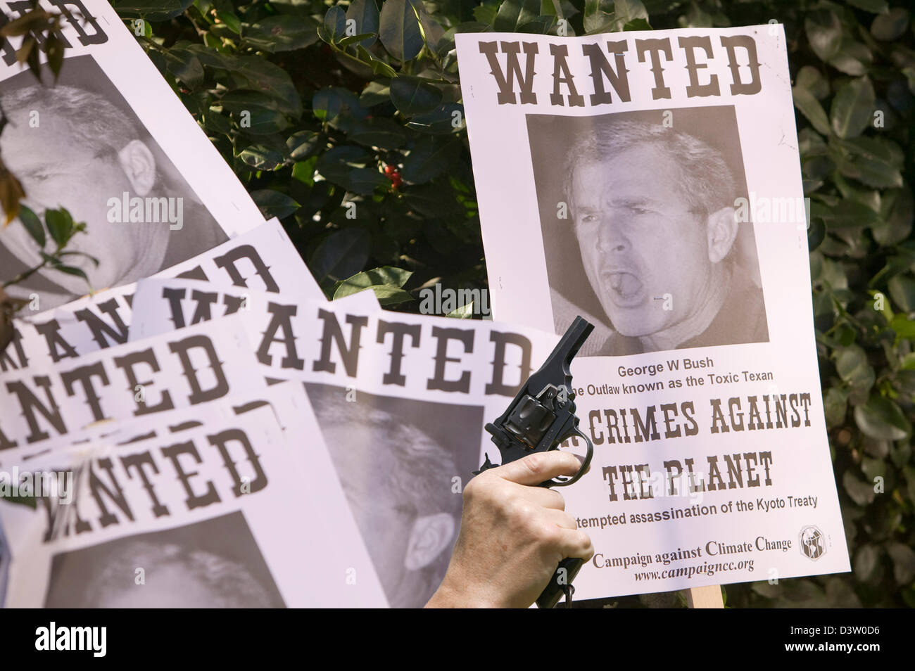 Poster in conto i cambiamenti climatici nel rally di Londra, con una pistola a mano. Foto Stock