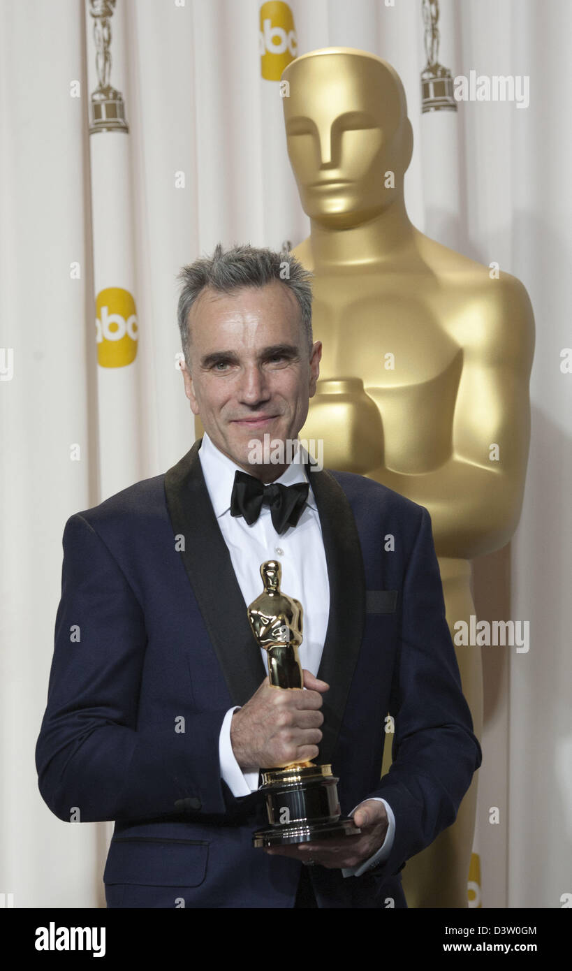 Hollywood, California, USA. 24 febbraio 2013. DANIEL DAY-LEWIS tiene il suo miglior attore Award per il suo ruolo in "Lincoln' durante l'ottantacinquesimo Academy Awards di Hollywood. (Immagine di credito: credito: Armando Arorizo/Prensa Internacional/ZUMAPRESS.com/Alamy Live News) Foto Stock