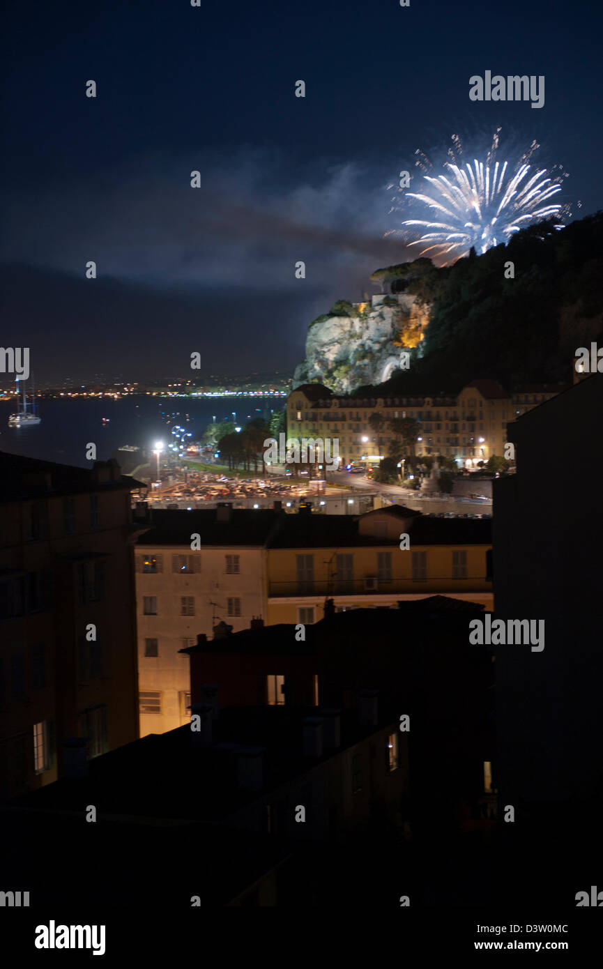 Fuochi d'artificio sopra il porto di Nizza per celebrare il Giorno della Bastiglia. Foto Stock