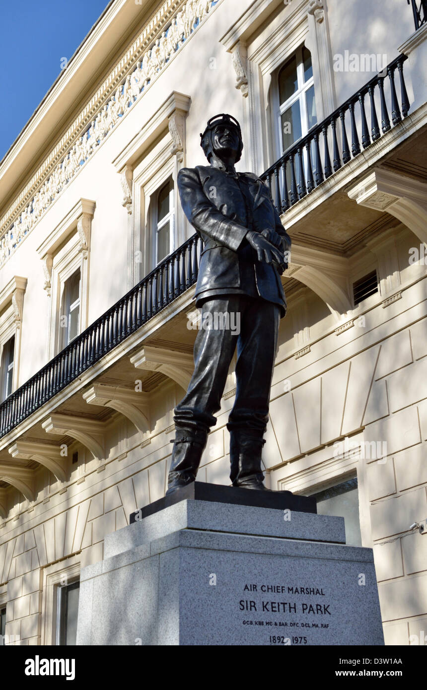 Statua di AIR CHIEF MARSHAL Sir Keith Park, Waterloo Place, Londra, Regno Unito Foto Stock