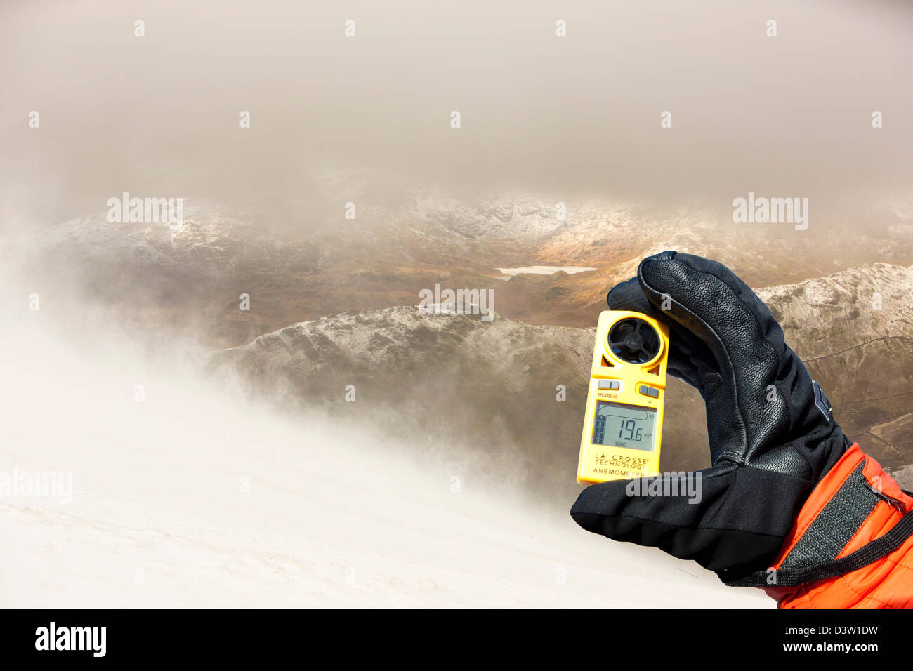 Guardando attraverso di Easdale Tarn da Fairfield in misty meteo con la tempesta di neve in alta venti, Lake District, UK. Foto Stock