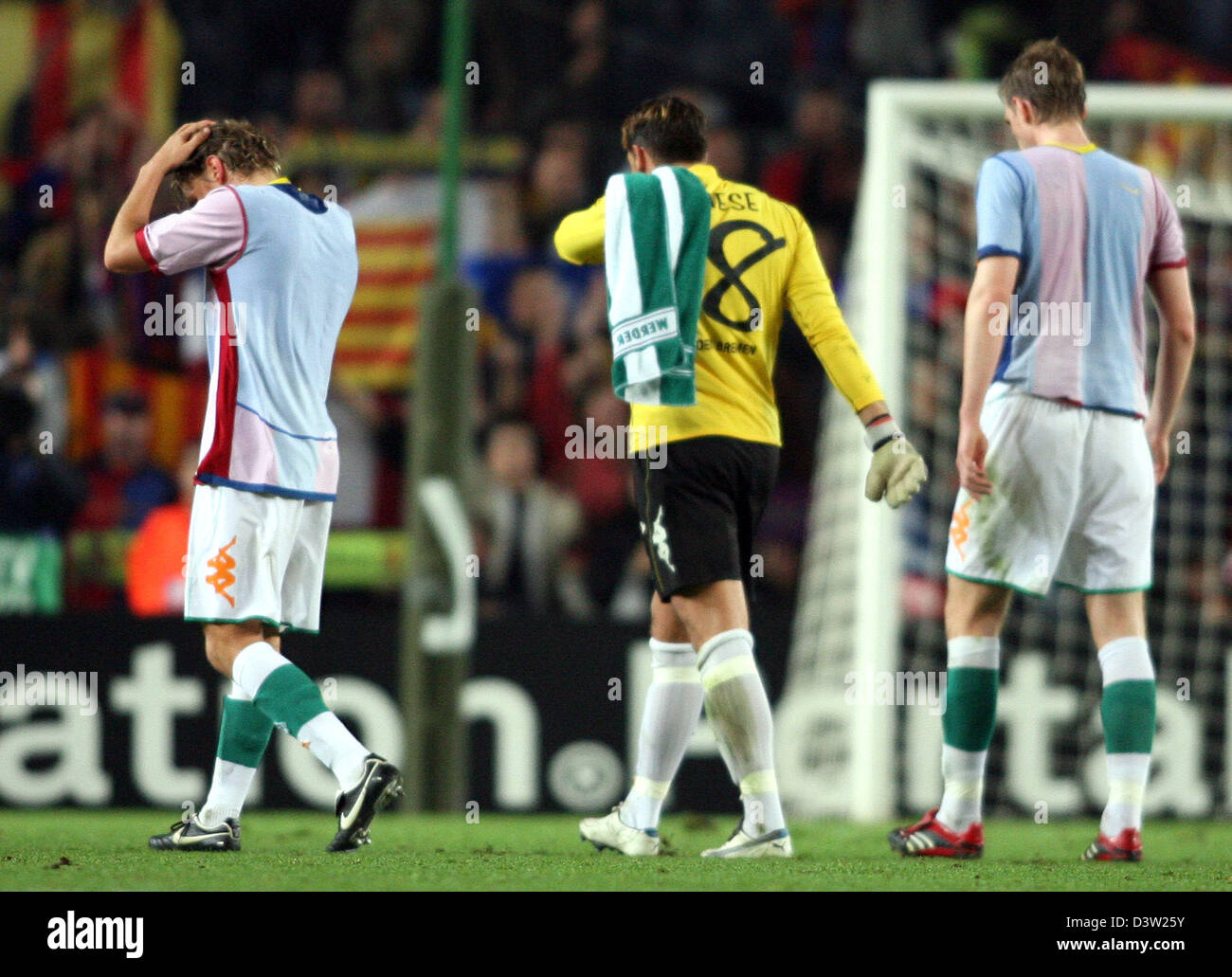 SV Werder Bremen di Clemens Fritz, portiere Tim Wiese e Per Mertesacker (L-R) lascia il passo frustrato dopo la finale della UEFA Champions League gioco di gruppo contro il Barcellona allo stadio Camp Nou a Barcellona, Spagna, Martedì, 05 dicembre 2006. Bremen era arrivata con il sogno di andare al prossimo round ma finalmente perso 2-0. Brema la consolazione per la finitura di terzi mezzi a pl Foto Stock