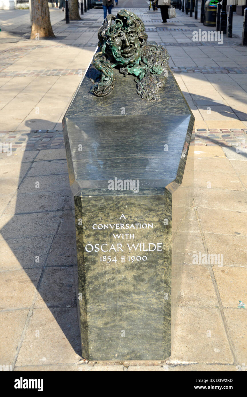Oscar Wilde scultura da Maggi Hambling chiamato una conversazione con Oscar Wilde in granito verde e bronzo Foto Stock
