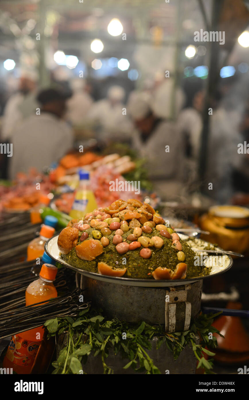 Ciotola di olive su di Jemaa el Fna a Marrakech, Marocco Foto Stock