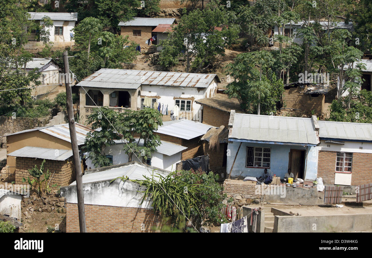 La foto mostra semplici mattoni-case costruite con lamiera grecata tetti vicino alla città di Blantyre, Malawi, giovedì, 30 novembre 2006. Foto: Frank può Foto Stock