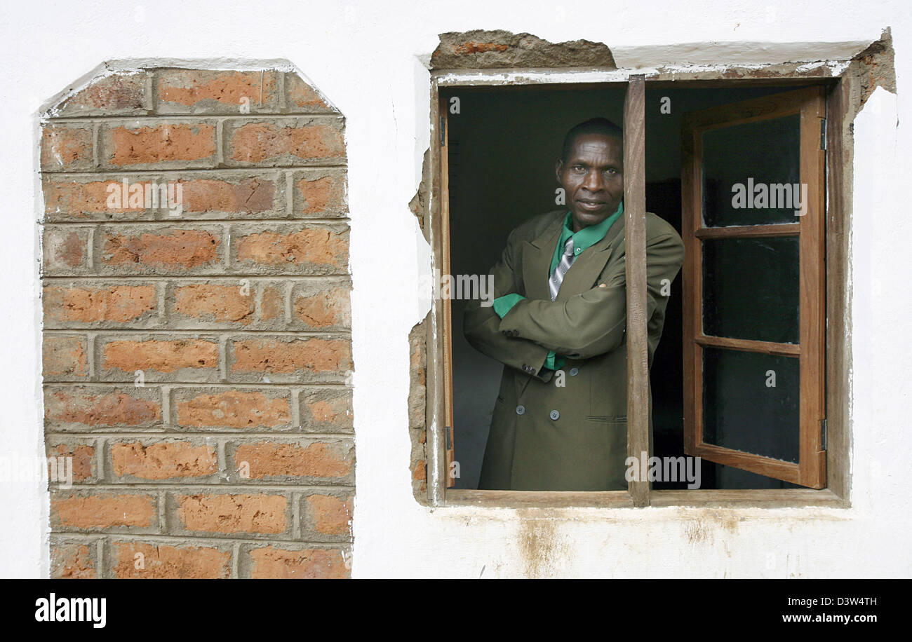 Josef Smith, il capo della provincia Mphuka pone la finestra del suo ufficio nel villaggio di Chitimbre, Provincia di Mphuka, Malawi, 28 novembre 2006. Foto: Frank può Foto Stock