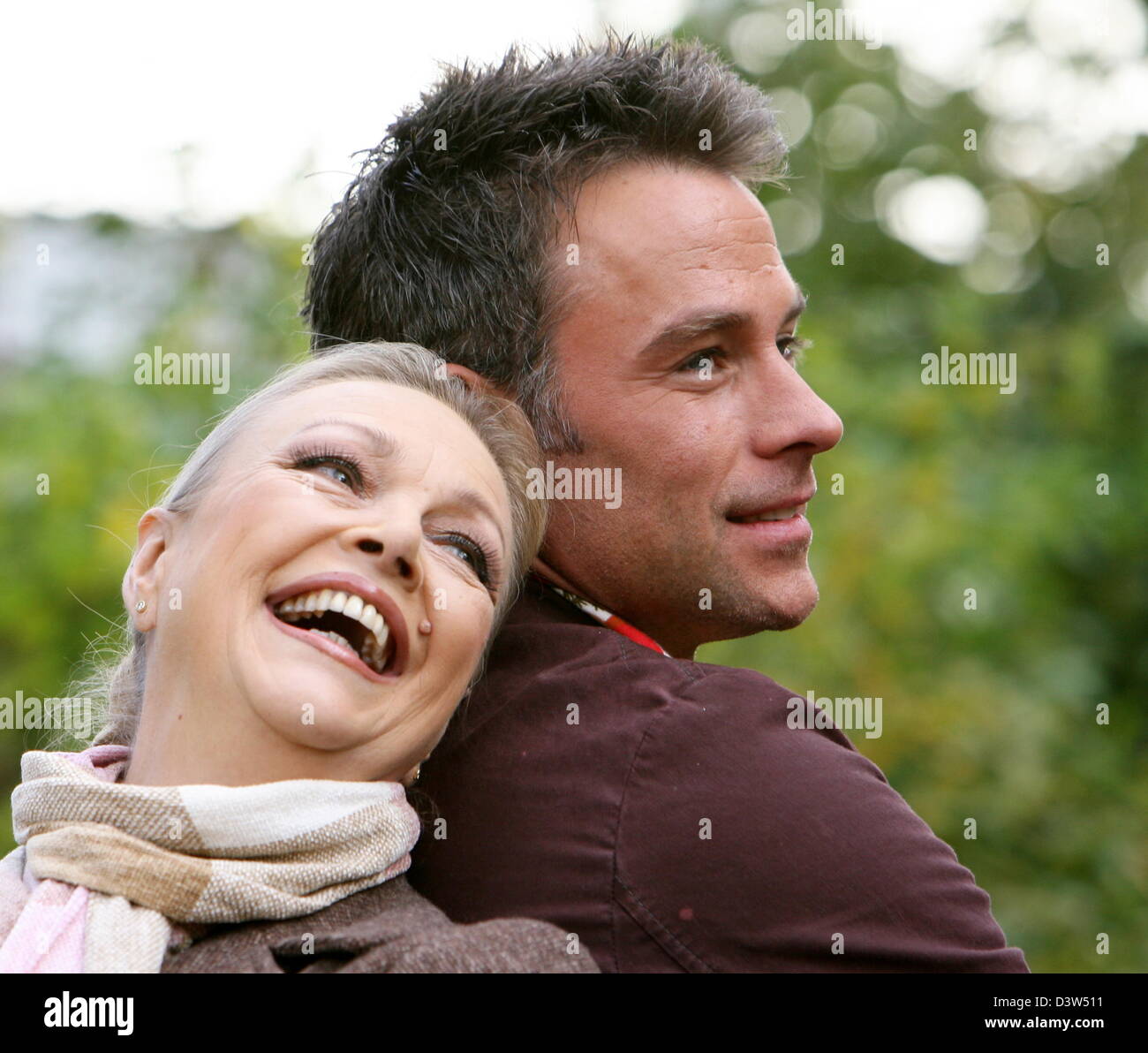 L'attrice Barbara Schoene e il suo collega Marco Girnth pongono nel corso di una ripresa rottura del film TV 'Double amore è meglio" (Doppelt liebt man(n) besser) a Stoccarda, Germania, venerdì 24 novembre 2006. Il filmato che verrà trasmessa da SAT1, racconta la storia di una casalinga frustrata e madre, che interpreta il ruolo di un confuso gioco del gatto col topo con suo marito come essa cambia in Foto Stock