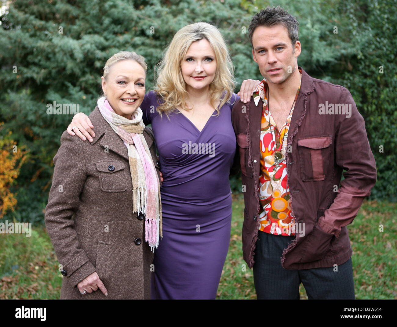 L'attrice Barbara Schoene (L) e i suoi colleghi Katharina Schubert (C) e Marco Girnth pongono nel corso di una ripresa rottura del film TV 'Double amore è meglio" (Doppelt liebt man(n) besser) a Stoccarda, Germania, venerdì 24 novembre 2006. Il filmato che verrà trasmessa da SAT1, racconta la storia di una casalinga frustrata e madre, che interpreta il ruolo di un confuso gioco del gatto col topo con Foto Stock