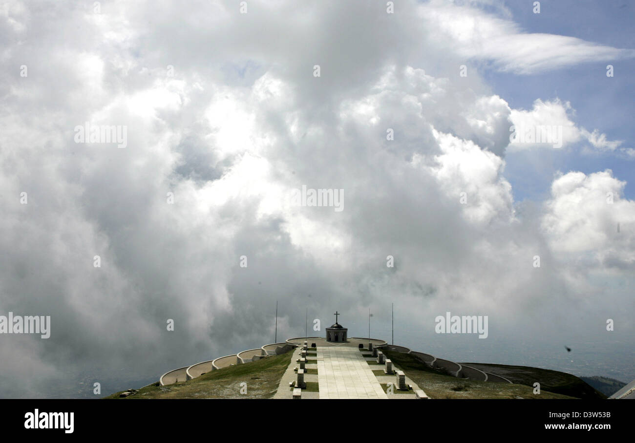 La foto mostra i fascisti' e landmark ossario Monte Grappa vicino a Bassano, Italia, 22 maggio 2006. Il monte Grappa è a 1776 metri a monte in Veneto. Parte delle Prealpi, la montagna è diviso tra le province di Vicenza e Treviso e Belluno. Fu sede di una famosa la Prima Guerra Mondiale la battaglia. La battaglia di Monte Grappa, talvolta chiamato "l'Italia Thermop Foto Stock