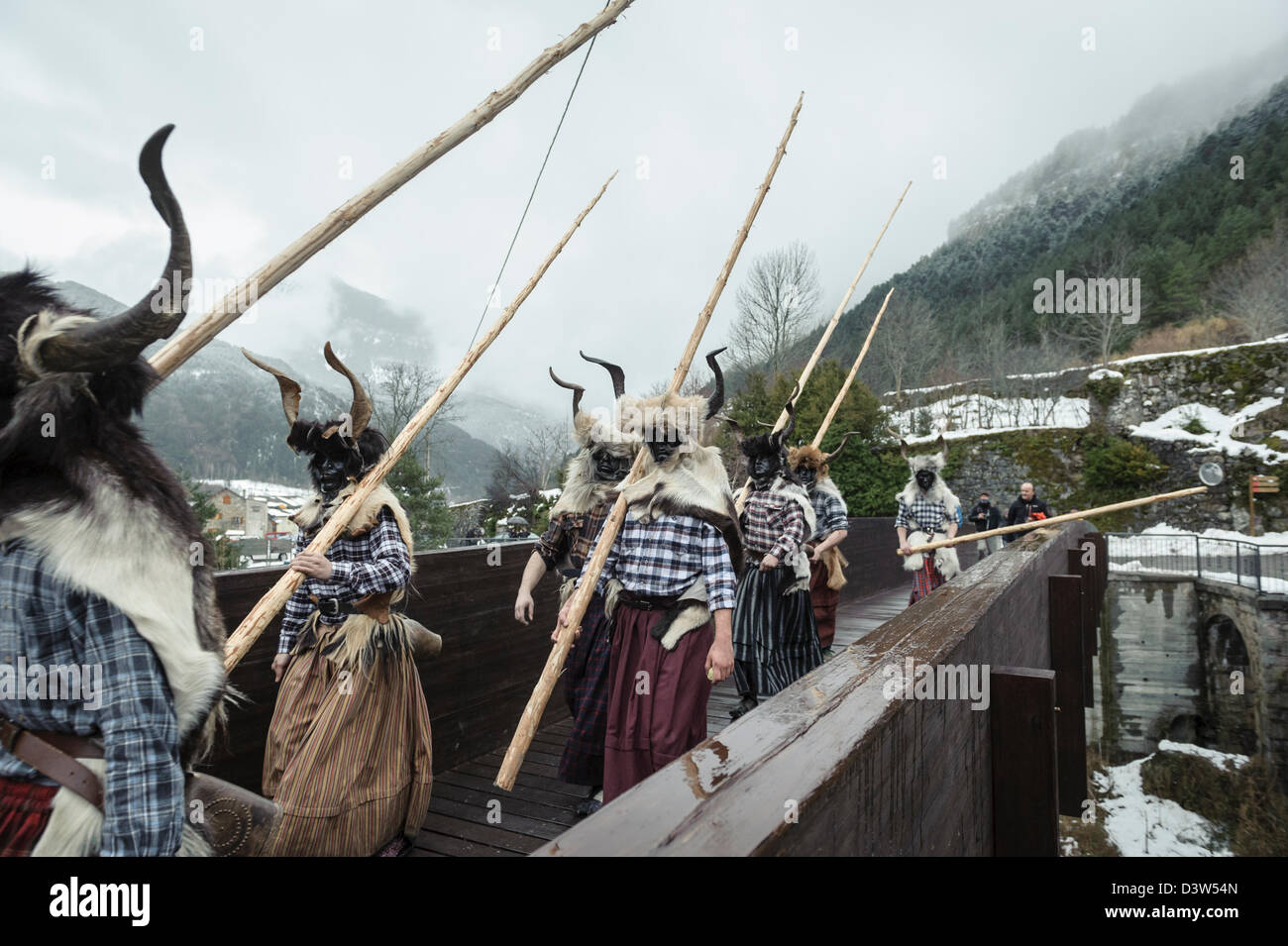 Gruppo di Trangas che vagano per le strade. Il carnevale di Bielsa, Huesca, Spagna Foto Stock