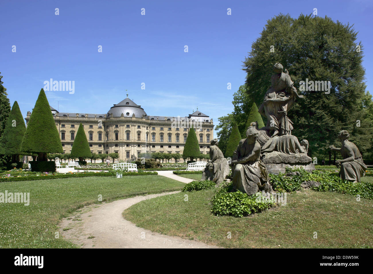 La foto mostra la residenza barocca a Würzburg, Germania, 01 giugno 2006. Il Residence è stato progettato da leader di architetto barocco Neumann per una commissione dal Principe Vescovo di Würzburg e suo fratello nel 1720 e fu completato nel 1744. Il pittore veneziano dipinto di Tiepolo affreschi dell'edificio. La più spettacolare di interni comprendono la grande scalinata, la cappella e Foto Stock