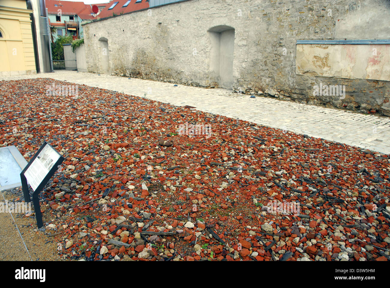 Nel patio del 'Marstall' terra resti di edifici che sono stati il punto di partenza per le deportazioni durante il terzo reich sono ritratte, Weimar, Germania, 03 novembre 2006. Foto: Elmar Hartmann Foto Stock