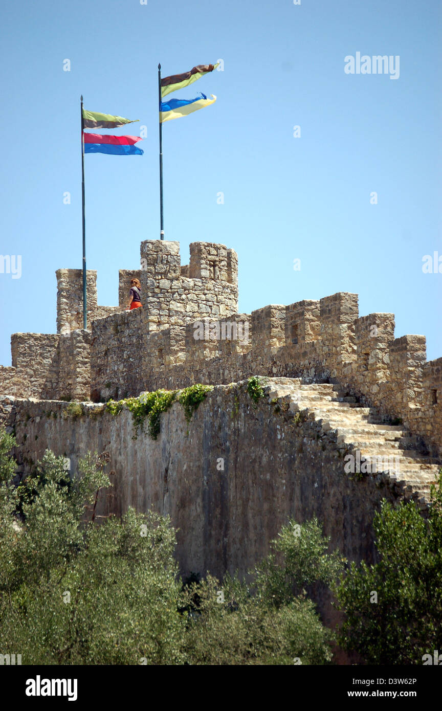 La foto mostra un turista a 13 metri alto medievale curtain wall nella piccola cittadina di Obidos, Portogallo, luglio 2006. Obidos è uno dei ufficiale del Portogallo tesori nazionali. Foto: Uwe Gerig Foto Stock