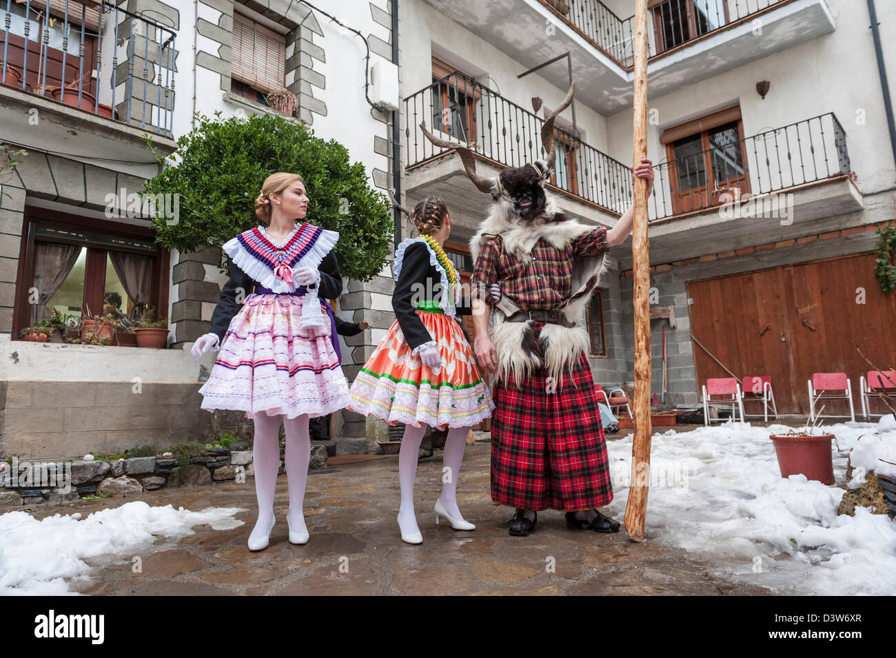 Madamas aspettando il trangas per andare alla sfera nella piazza principale. Il carnevale di Bielsa, Huesca, Spagna Foto Stock