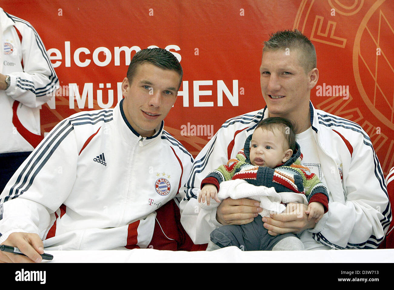 Lukas Podolski (L) e Bastian SCHWEINSTEIGER del FC Bayern Monaco di Baviera posano con un fan del bambino durante una sessione di autografi in un negozio adidas a Dubai, Emirati arabi uniti, giovedì 11 gennaio 2207. Foto: Daniel Karmann Foto Stock