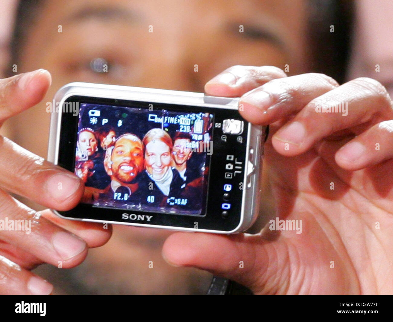 Noi attore americano Will Smith scatta una foto di un ventilatore e di sé alla Germania premiere del suo nuovo film 'Dcome Streben nach Glueck' (la ricerca della felicità) di Berlino, Germania, martedì, 09 gennaio 2007. Foto: Soeren Stache Foto Stock