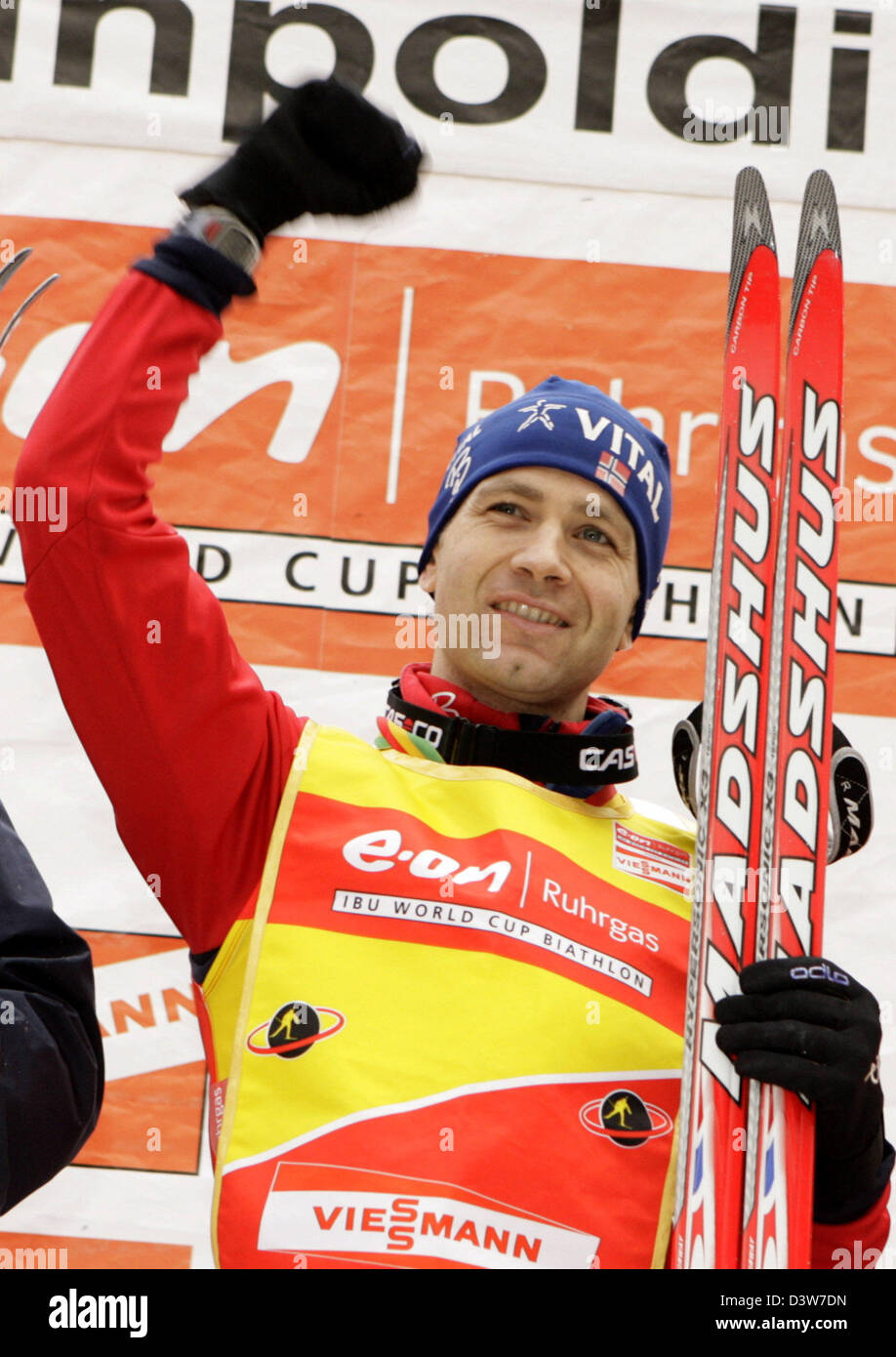 Norvegese Ole Einar Bjoerndalen celebra la sua vittoria a uomini della 15 km partenza di massa alla Coppa del Mondo di biathlon a Ruhpolding, Germania, Domenica, 14 gennaio 2007. Bjoerndalen ha ora 71 vittorie in Coppa del mondo. Foto: Andreas Gebert Foto Stock