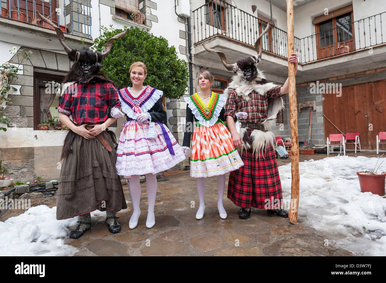 Madamas aspettando il trangas per andare alla sfera nella piazza principale. Il carnevale di Bielsa, Huesca, Spagna Foto Stock