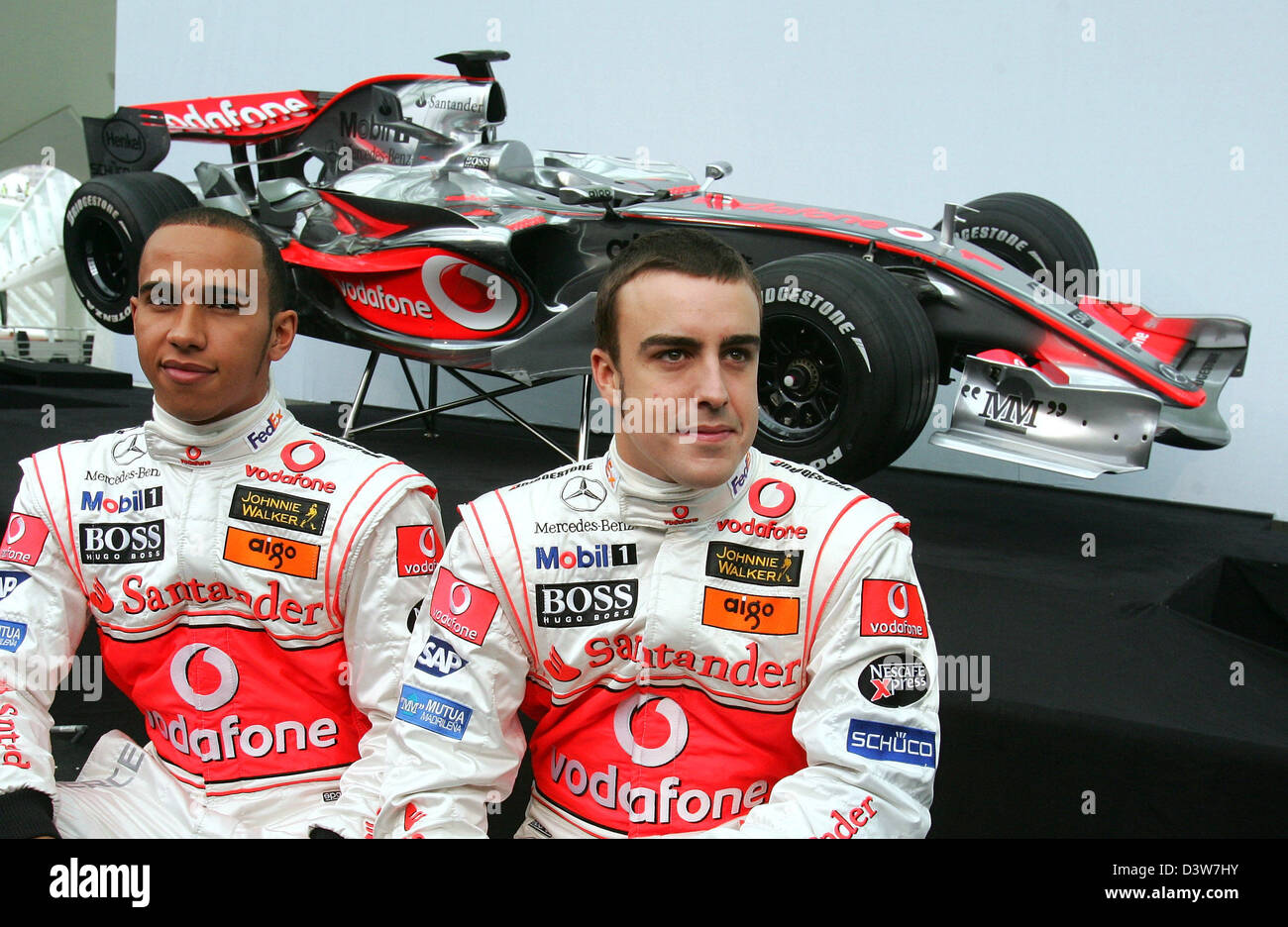 Spagnolo di Formula 1 il due volte campione del mondo (con Renault) Ferrnando Alonso (R) e British Formula 1 rookie Lewis Hamilton (L) sorridere di fronte la nuova McLaren Mercedes Formula 1 racecar MP4-12 a photocall a Valencia in Spagna, lunedì 15 gennaio 2007. La vettura deve essere pesented ufficialmente al pubblico in una mostra evento in seguito. Foto: la McLaren Mercedes Foto Stock