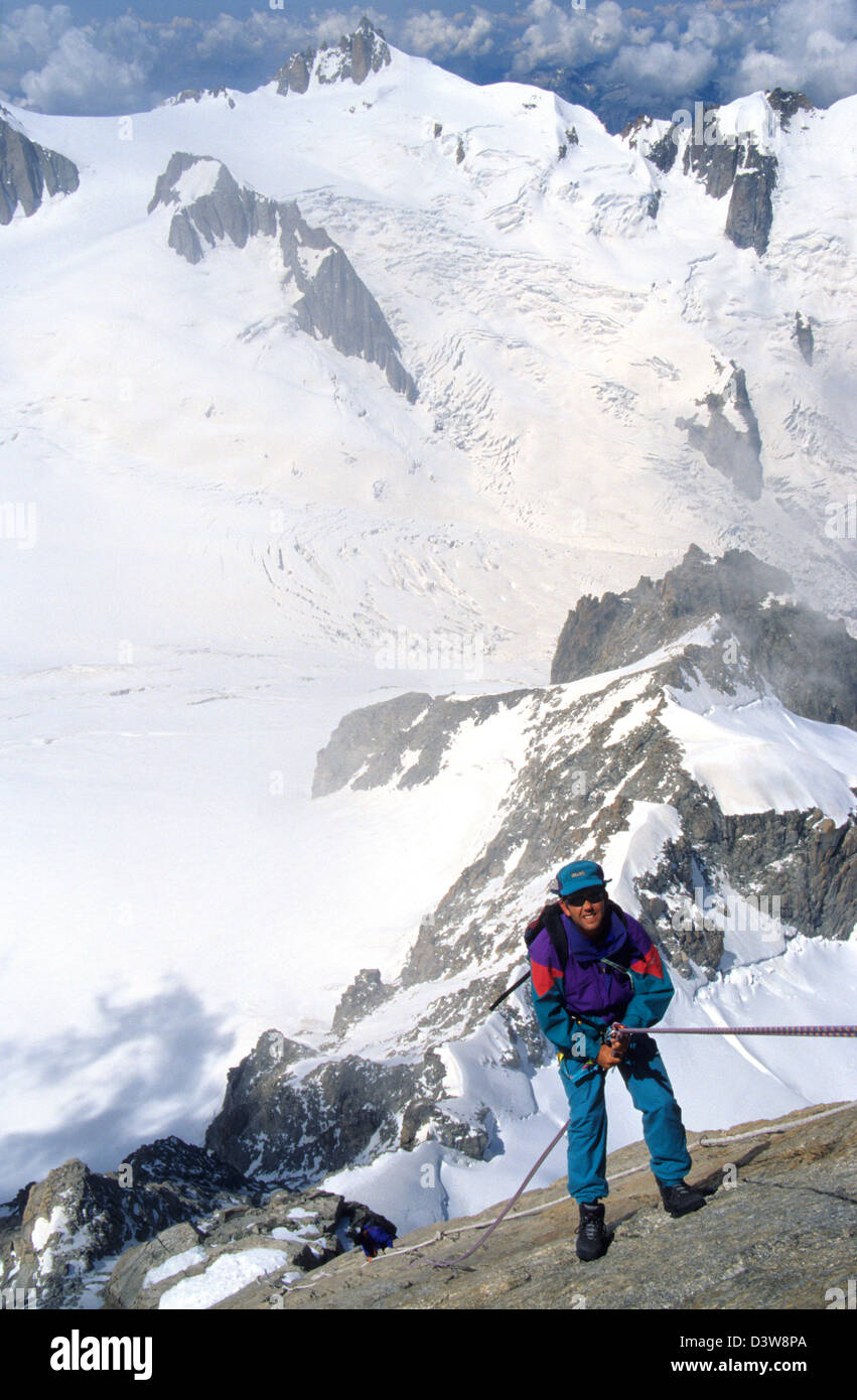 Alpinista discendente dalla Dent du Geant, Mont Blanc massiccio montuoso, Savoy Alpi, Francia. Foto Stock