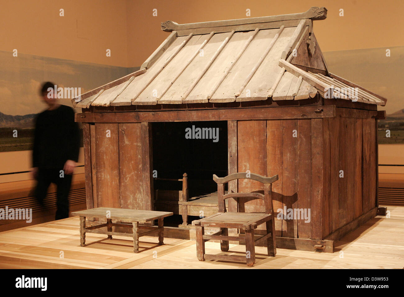 Un visitatore alla mostra "Tesori del Liao: Cina dimenticato dinastia nomade " occhi un sarcofago presso il Museo d'Arte Asiatica dell'est di Colonia, Germania, Venerdì, 26 gennaio 2007. La mostra presenta pezzi di grande Dinastia Liao, che la conquista campagne erano unrepelled all'inizio del XII secolo. Essi governarono su un territorio di circa grande come il territorio cinese di tod Foto Stock