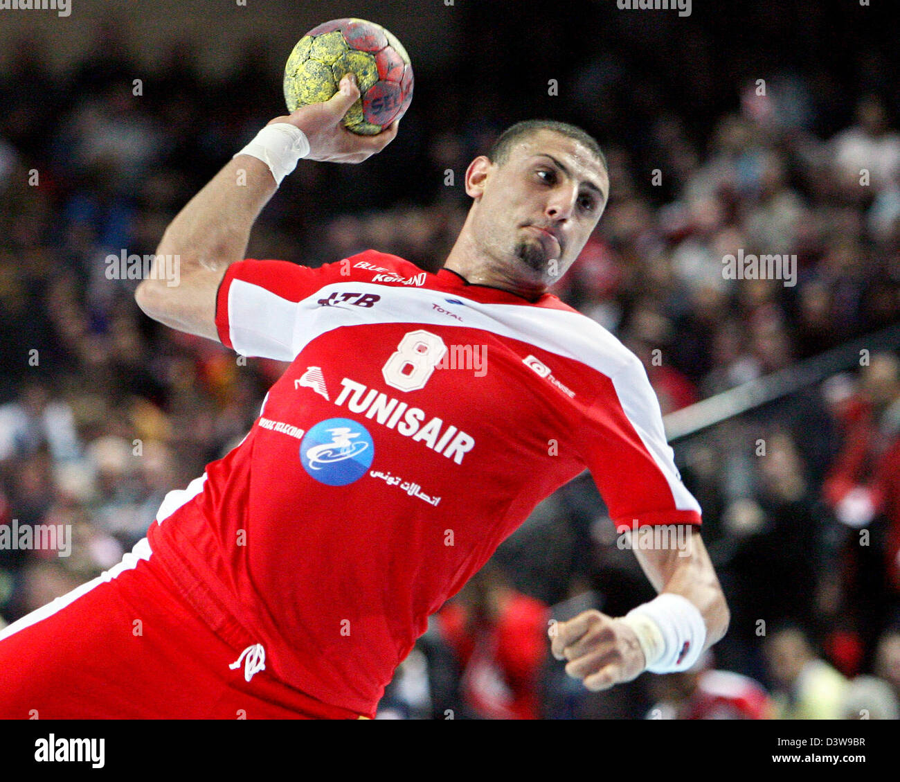 Tunisino Hmam Wissem punteggi durante il 2007 tedesca di handball Campionato Mondiale Match Tunisia vs Slovenia in Wetzlar, Germania, 22 gennaio 2007. La Tunisia ha vinto la partita 27-34. Foto: Boris Roessler Foto Stock