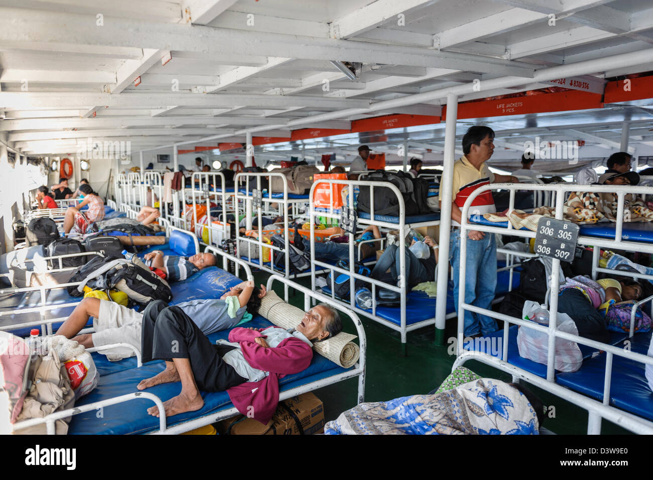 Le persone che viaggiano in traghetto, Filippine, Asia Foto Stock